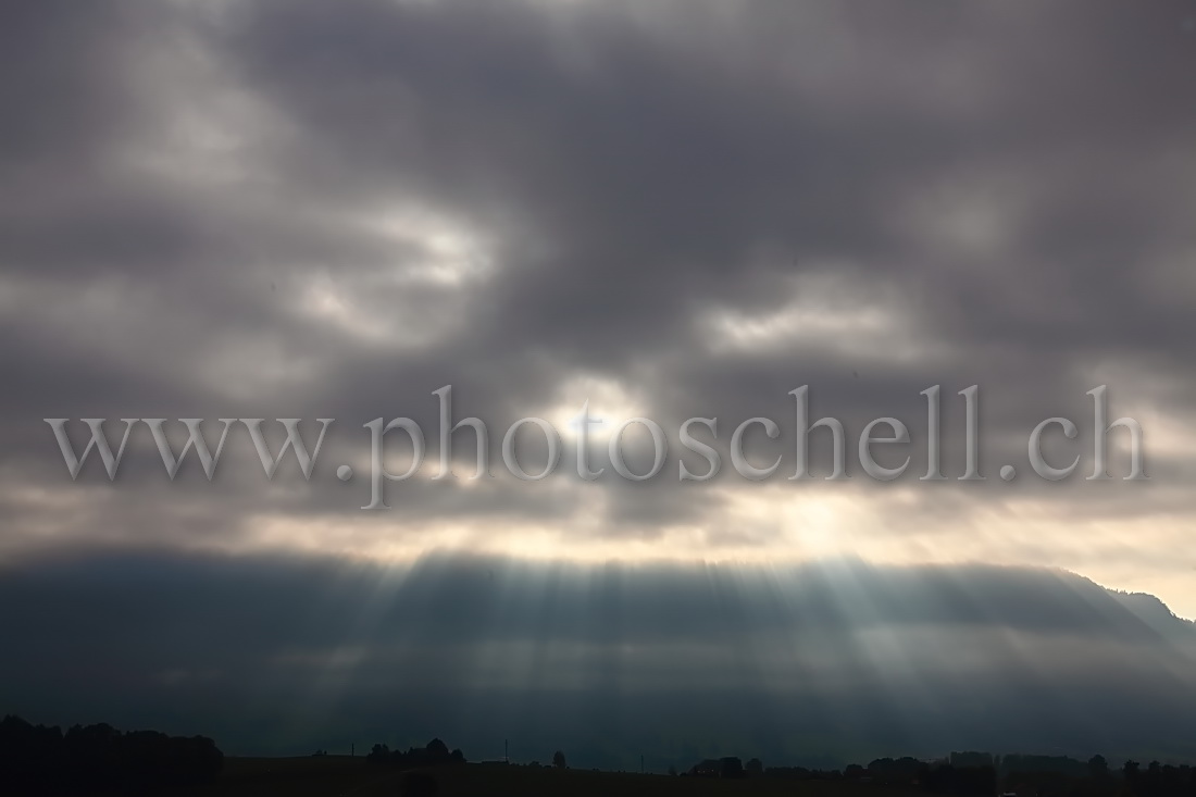 Rayons de soleils à travers les nuages