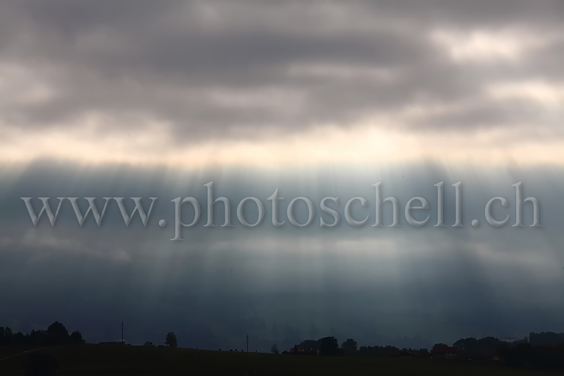 Rayons de soleils à travers les nuages