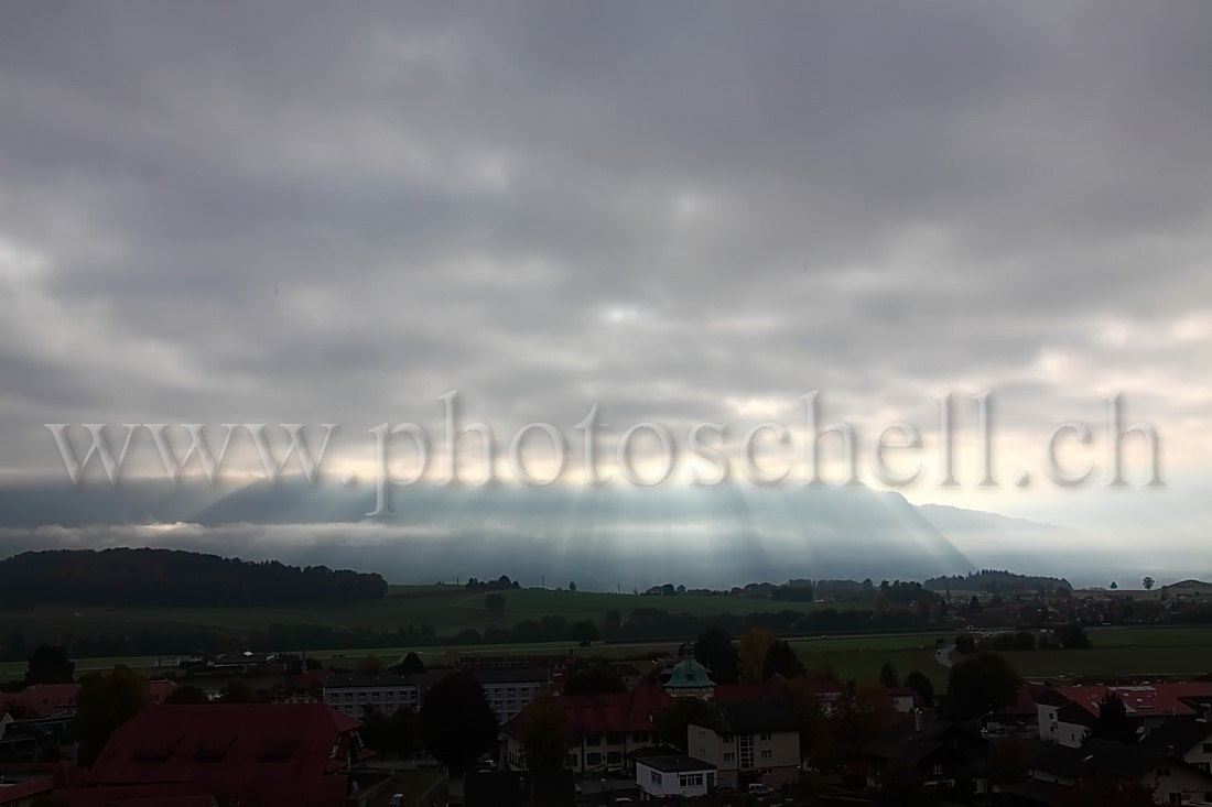 Rayons de soleils à travers les nuages