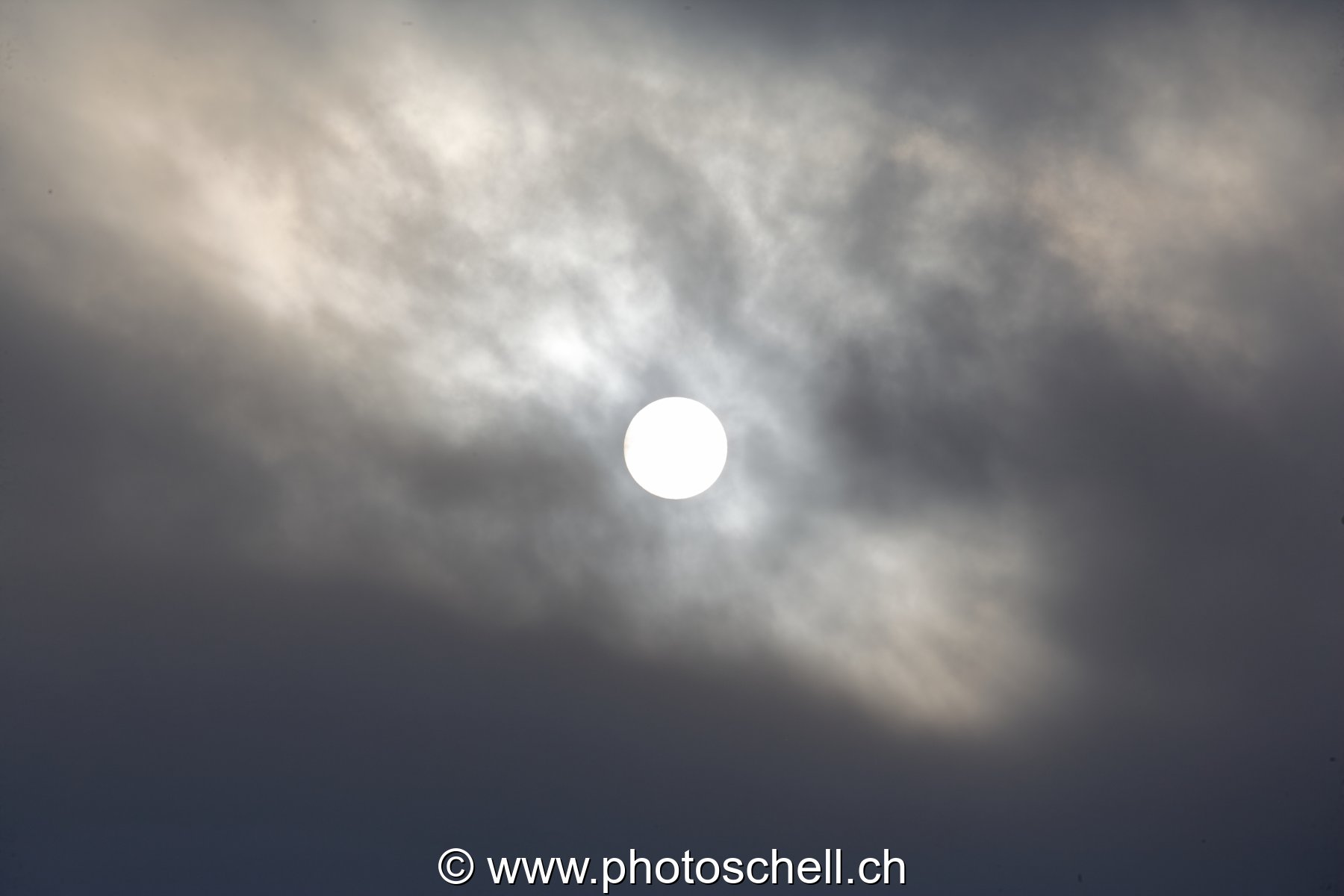 Le soleil dans les nuages