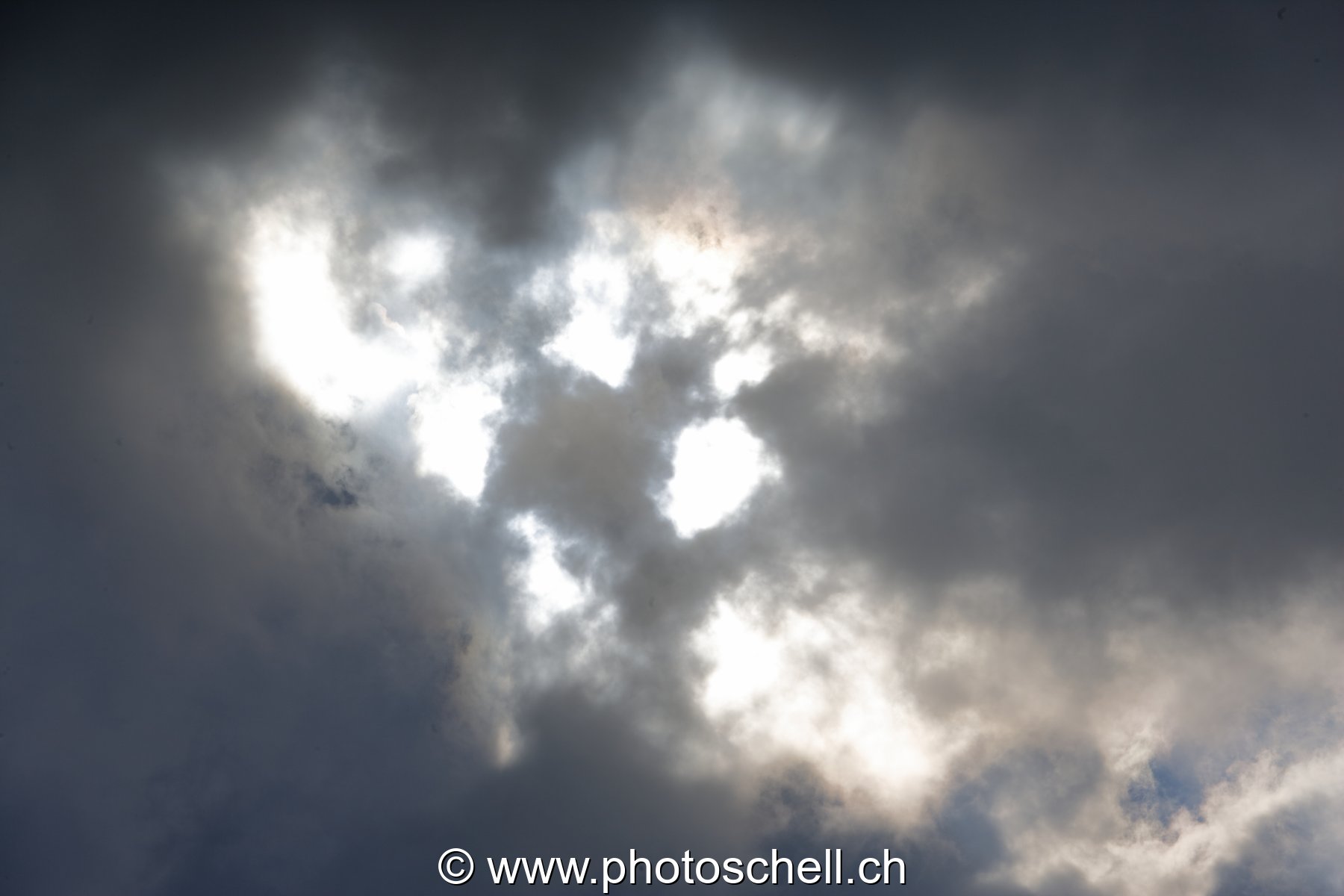 Forme lumineuse dans les nuages