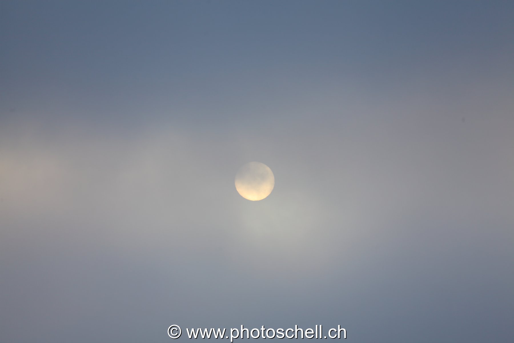 Soleil à travers les nuages