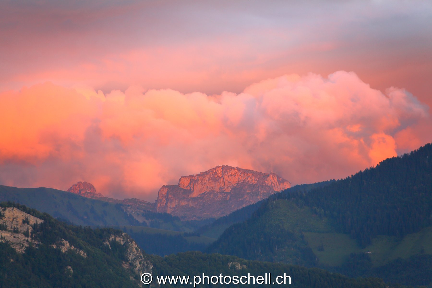 Nuages en feu sur la Dent de Savigny