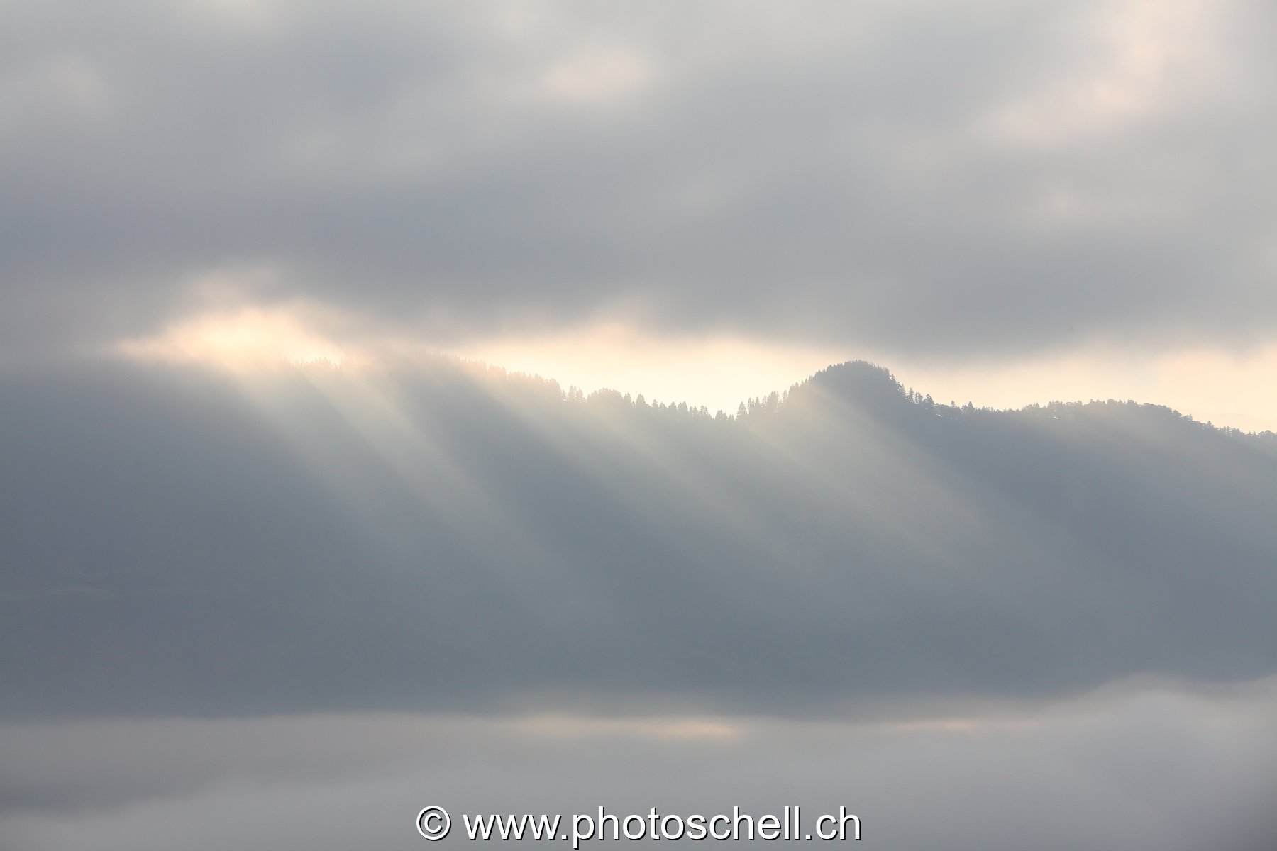 Rayons de soleil filtrants à travers les nuages