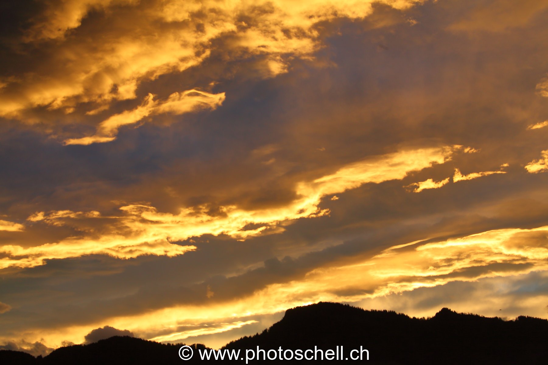 Nuages colorés avant le lever de soleil