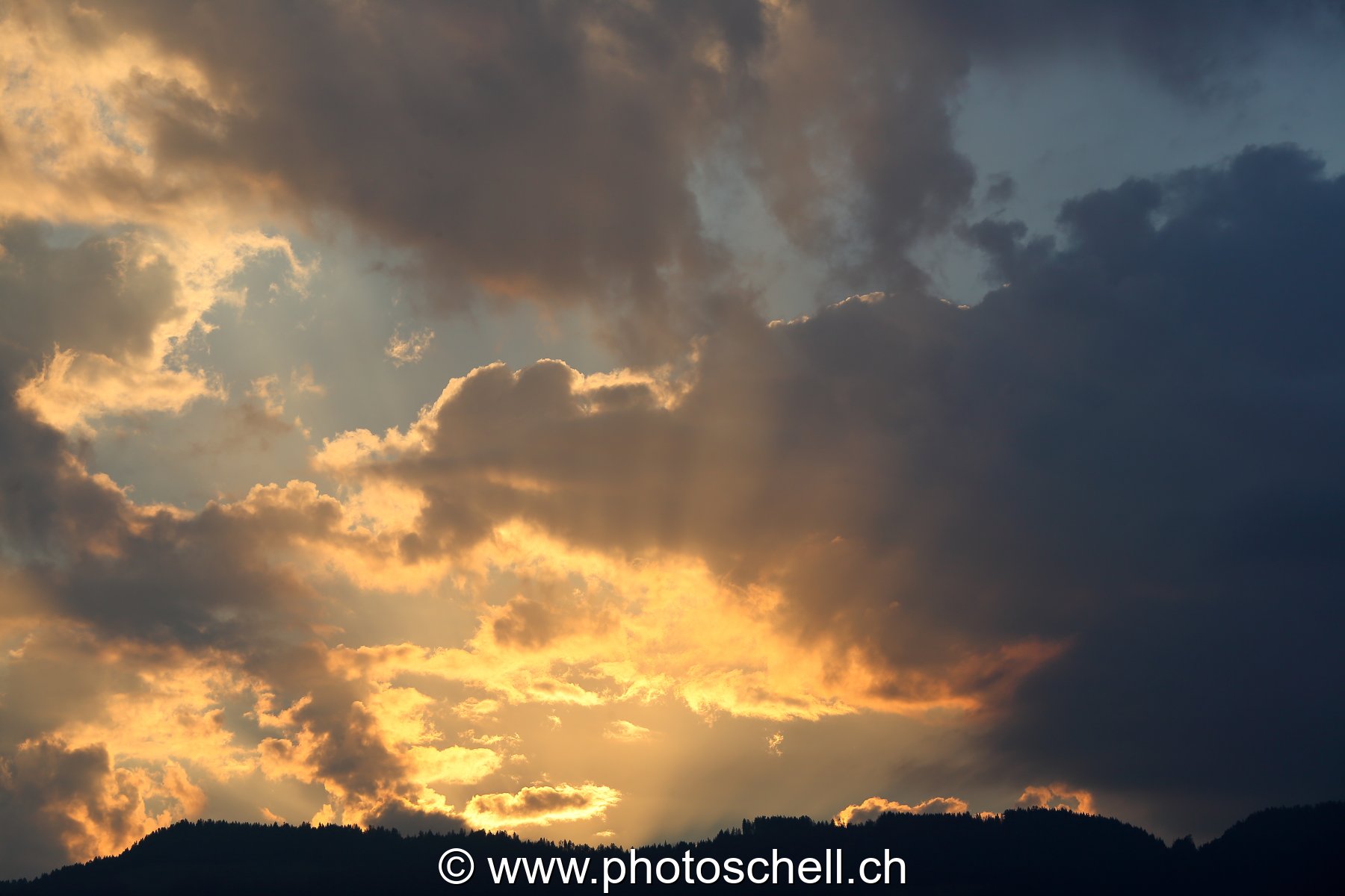 Nuages colorés avant le lever de soleil