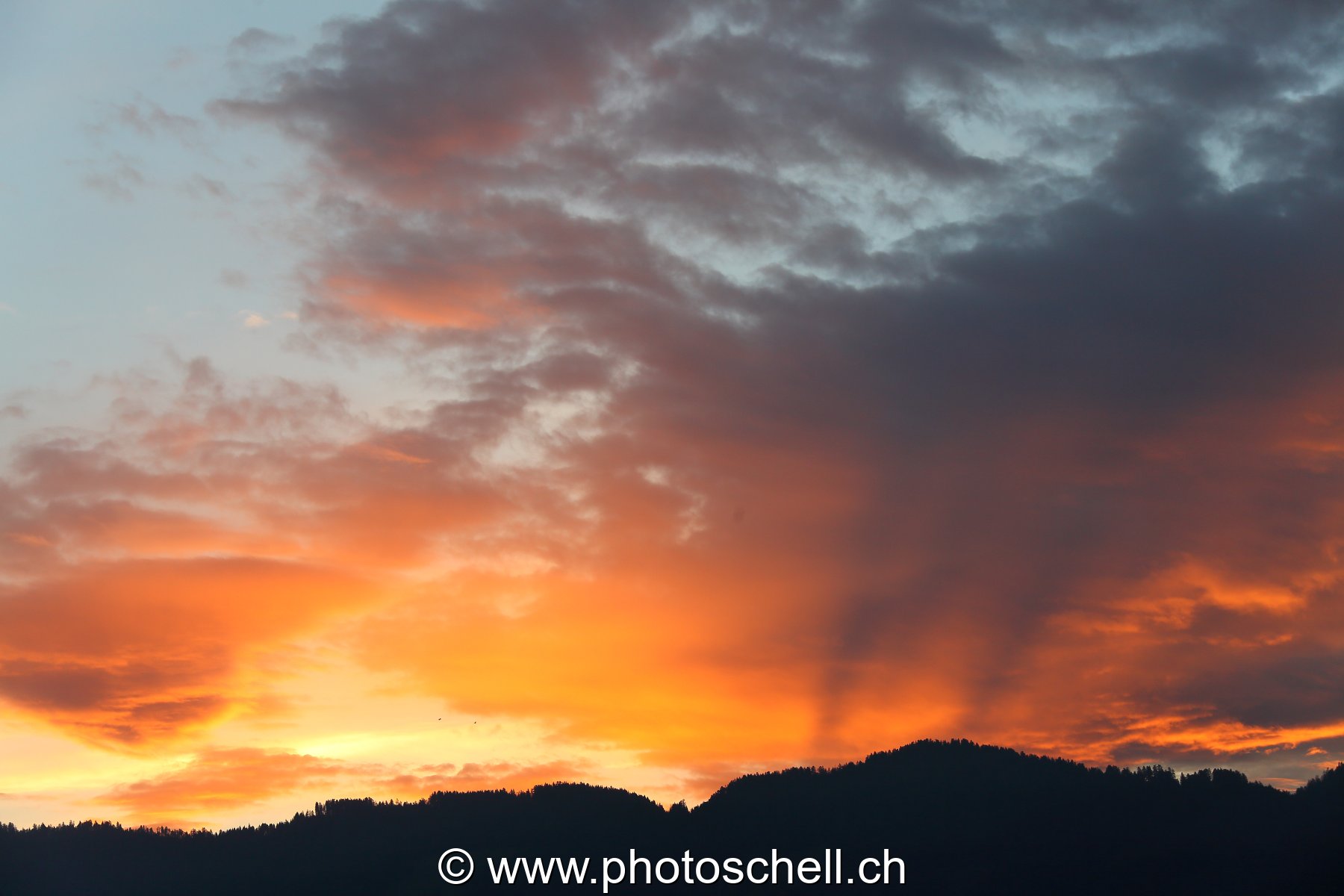 Nuages colorés avant le lever de soleil