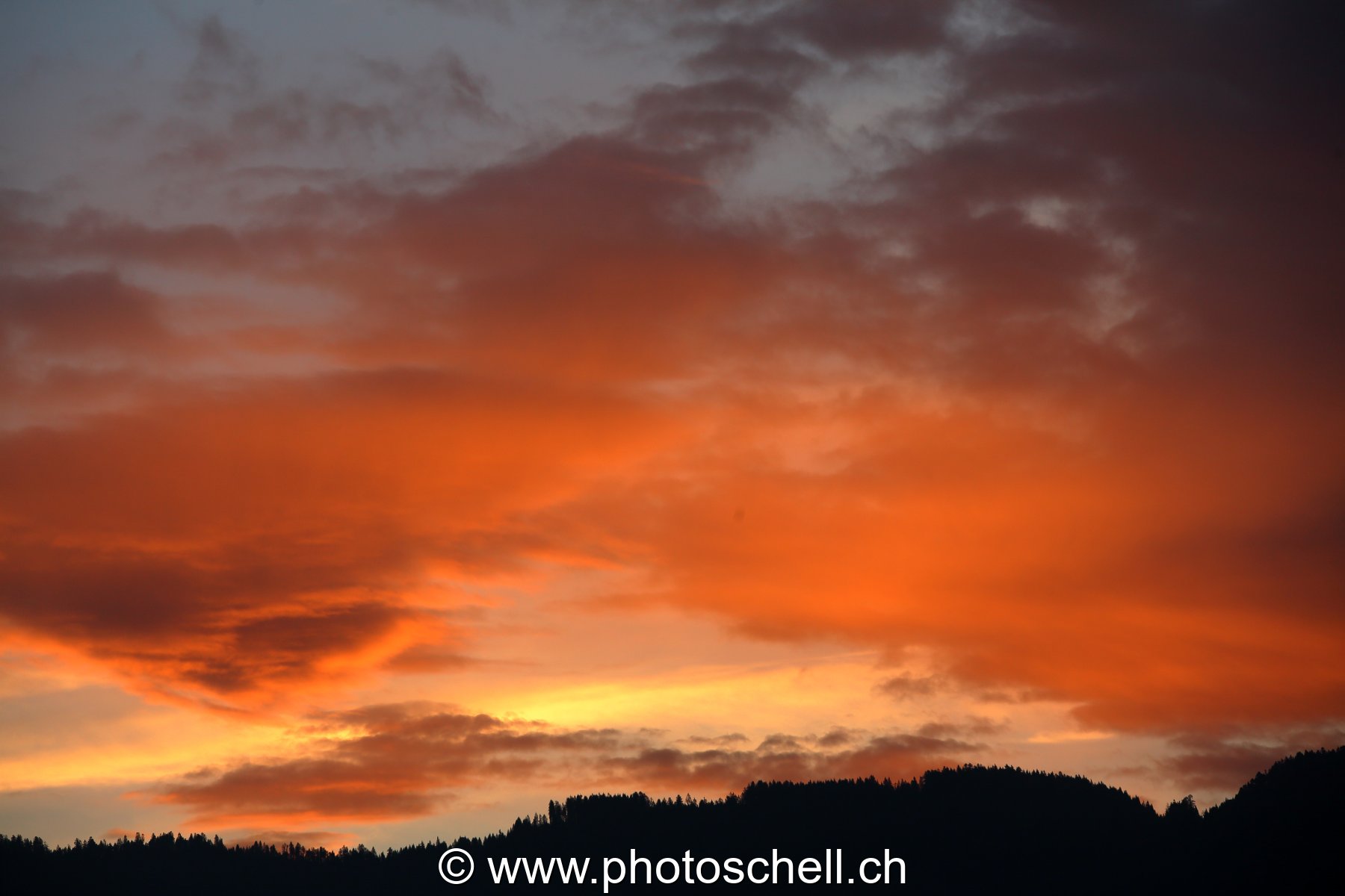 Nuages colorés avant le lever de soleil