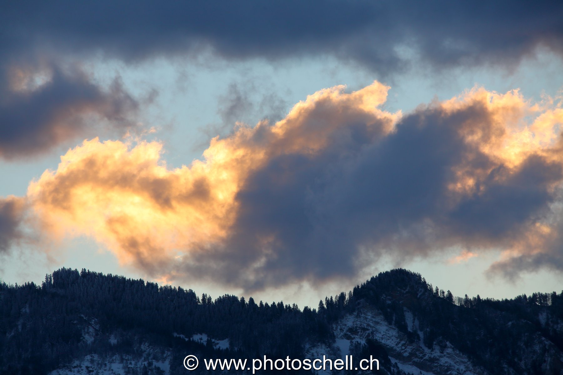 Nuages colorés avant le lever de soleil