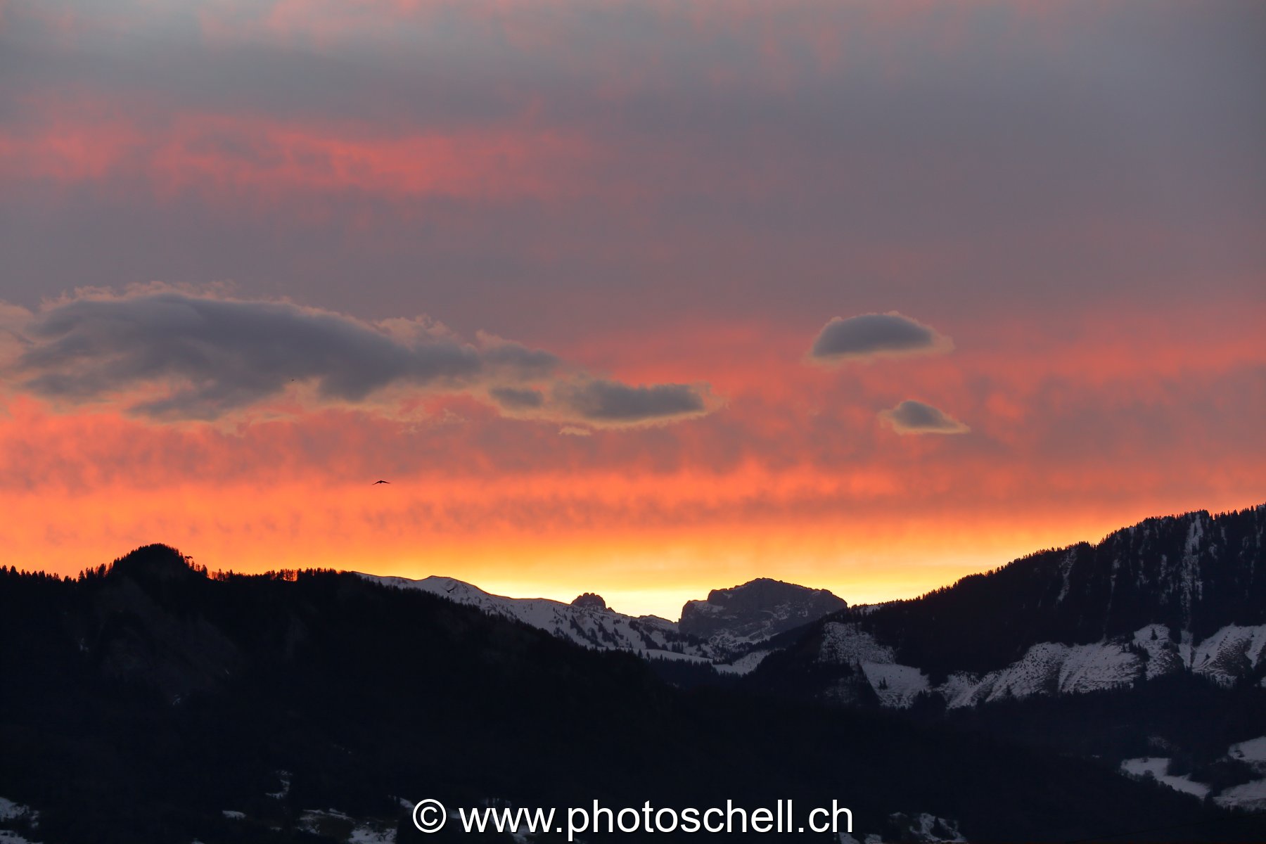 Nuages colorés avant le lever de soleil