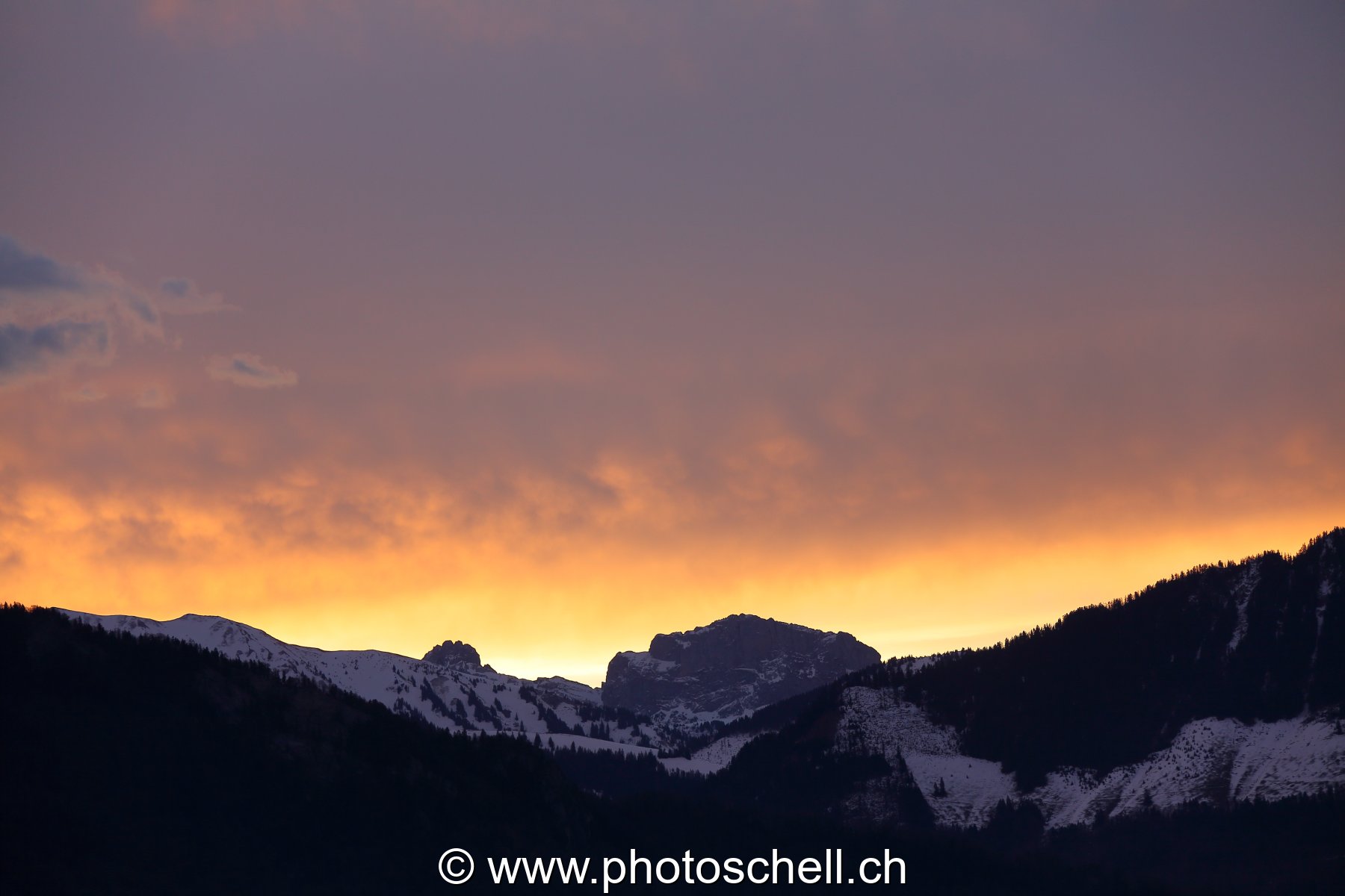 Lever de soleil derrière la dent de Savigny