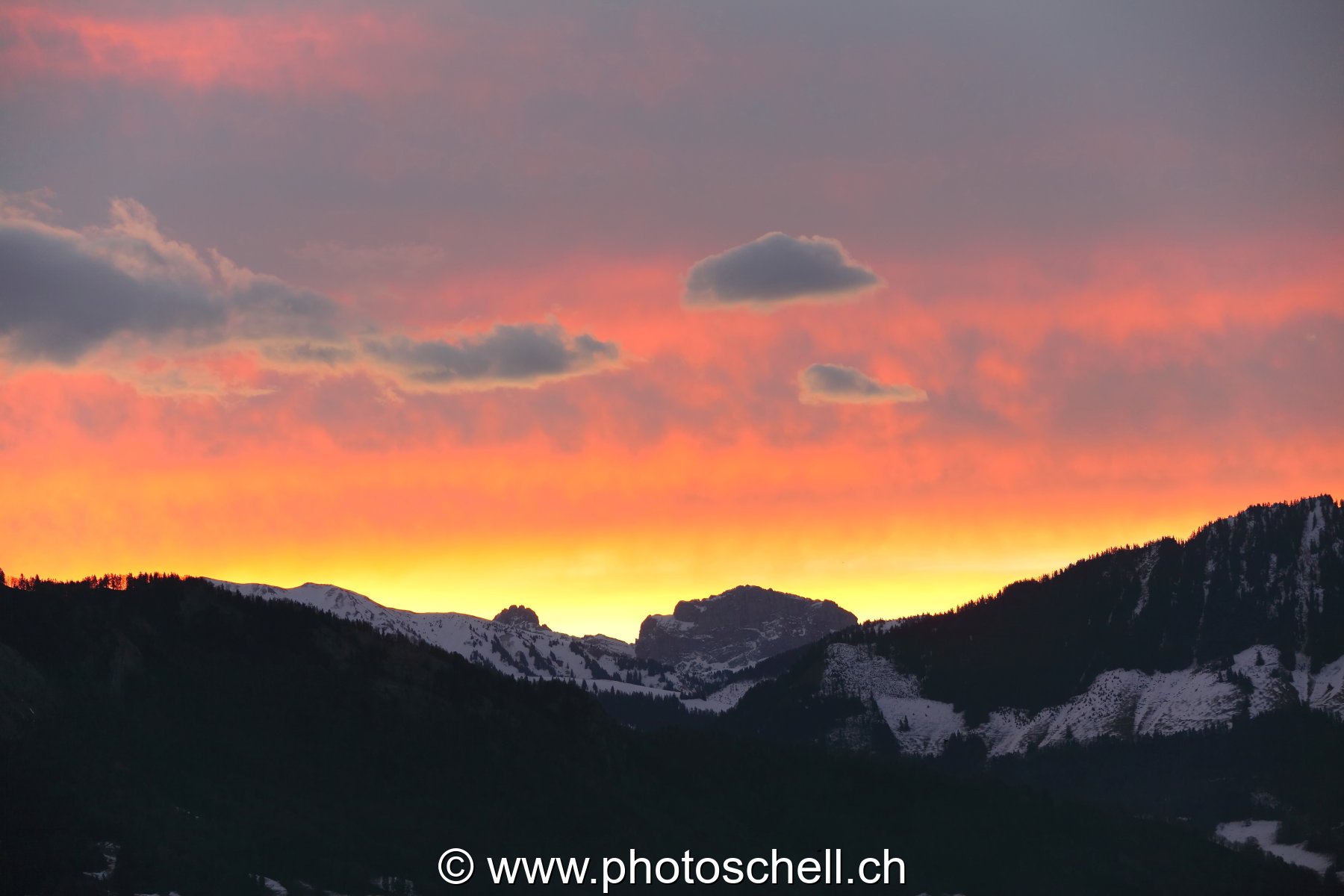 Lever de soleil derrière la dent de Savigny