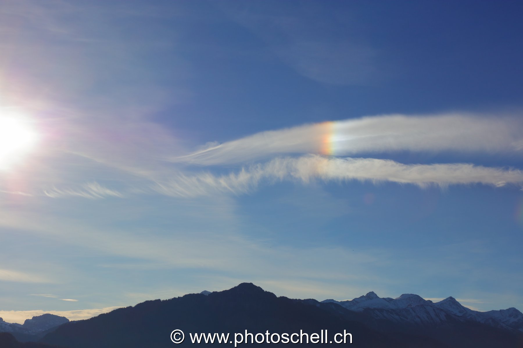 Arc-en-ciel partiel dans un nuage