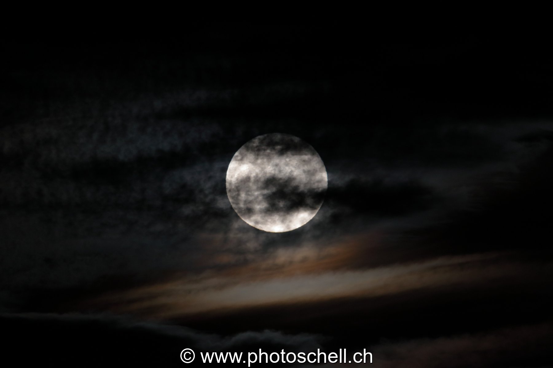 Pleine lune dans les nuages
