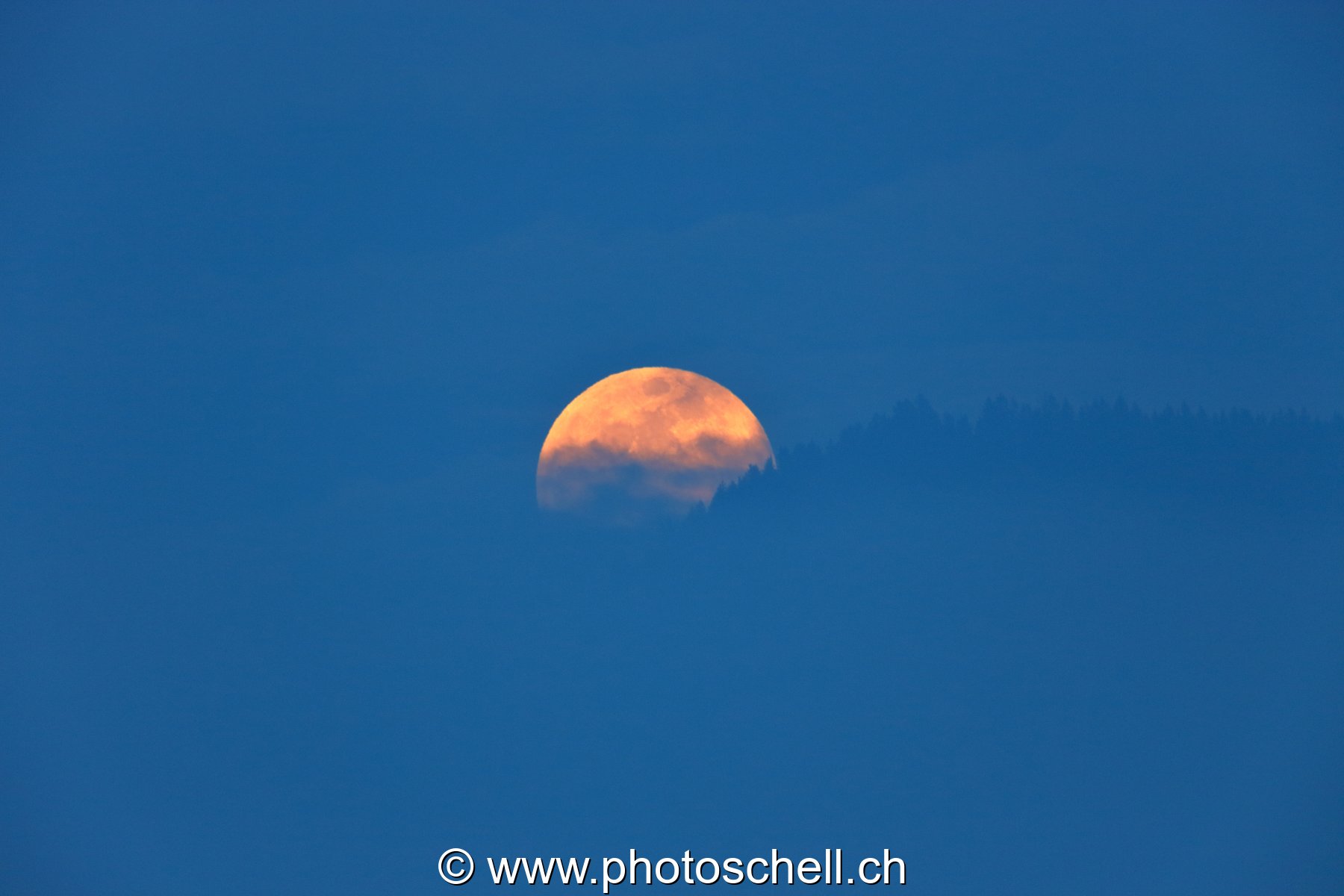 Lever de lune dans la brume