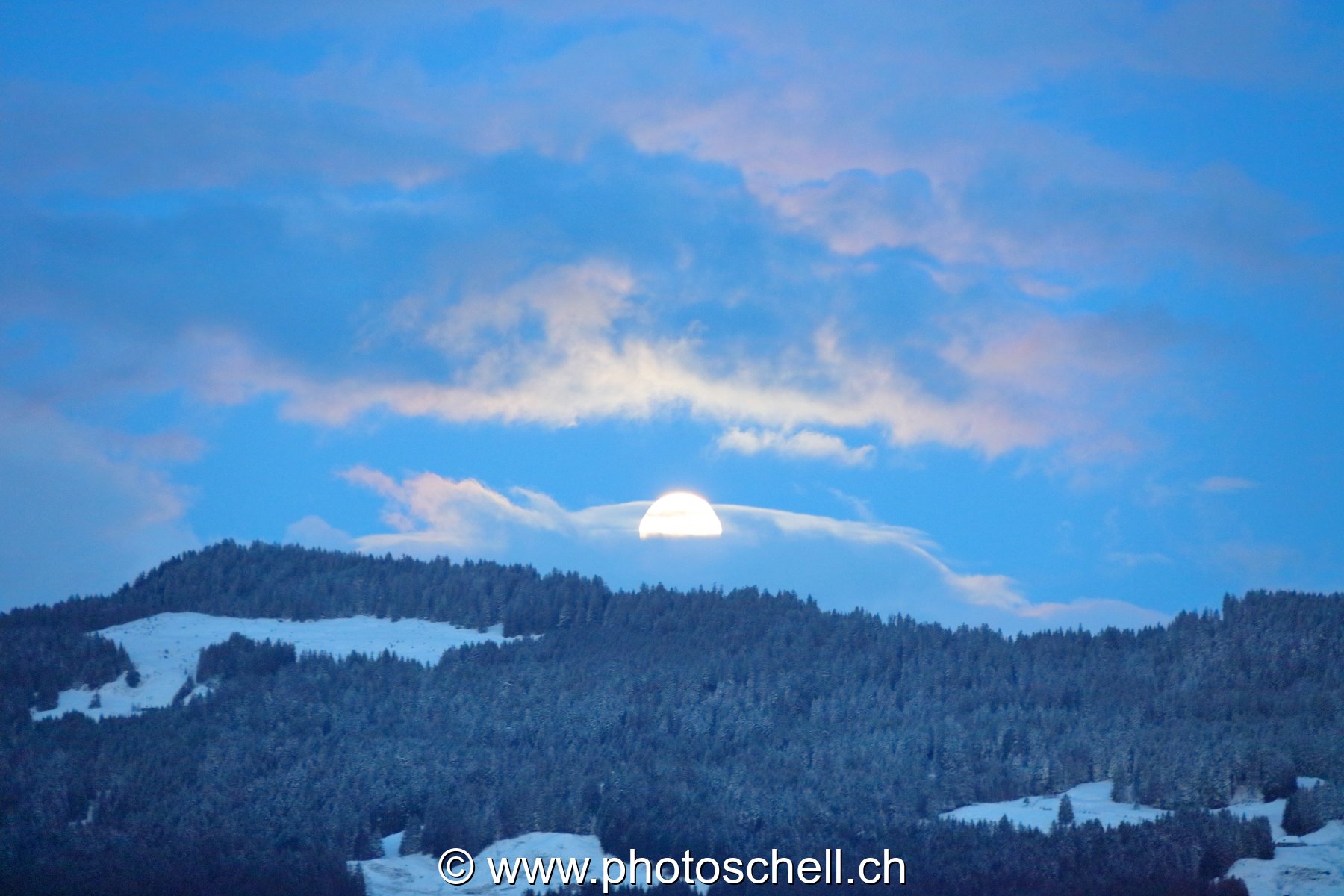 Lever de pleine lune dans les nuages