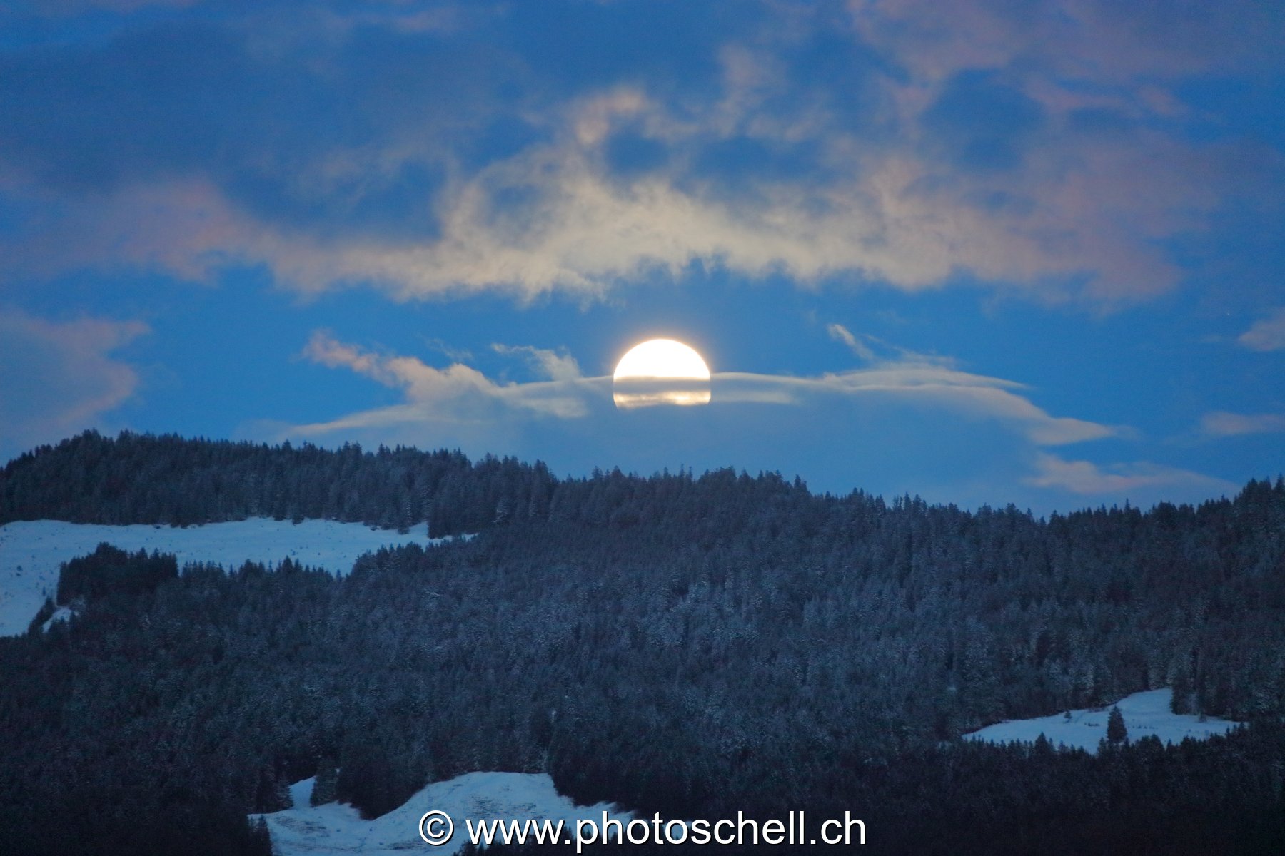 Lever de pleine lune dans les nuages