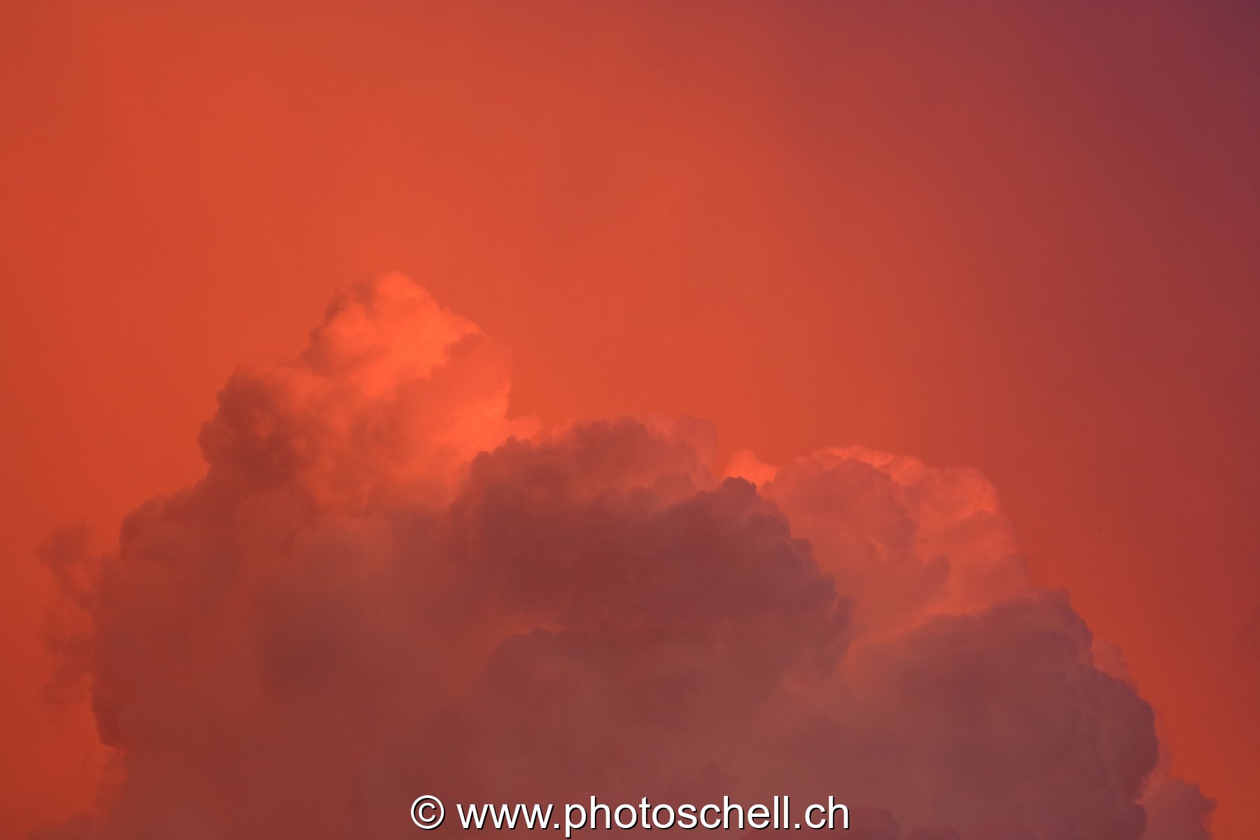 Nuages colorés après le coucher de soleil