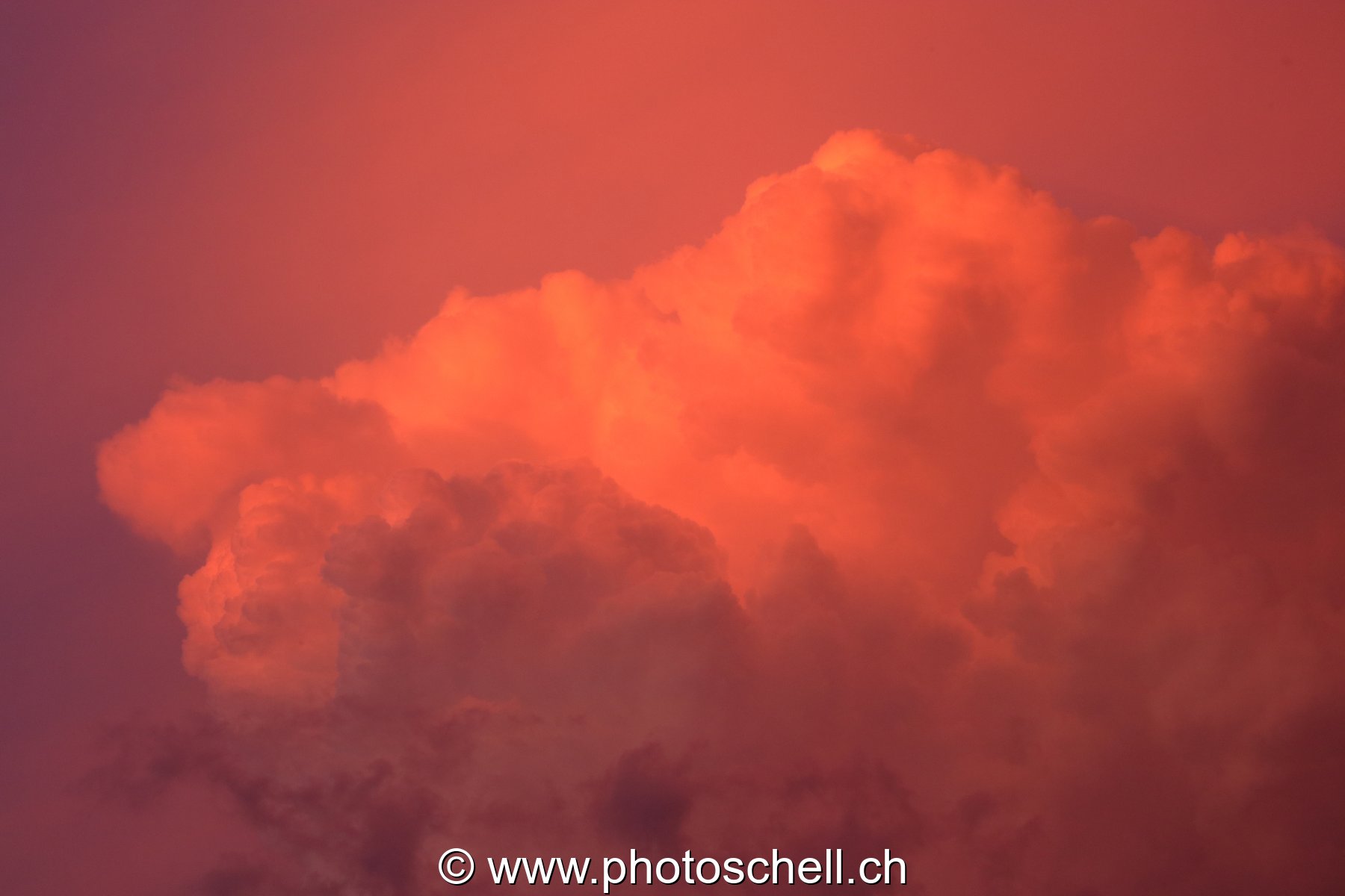 Nuages colorés après le coucher de soleil