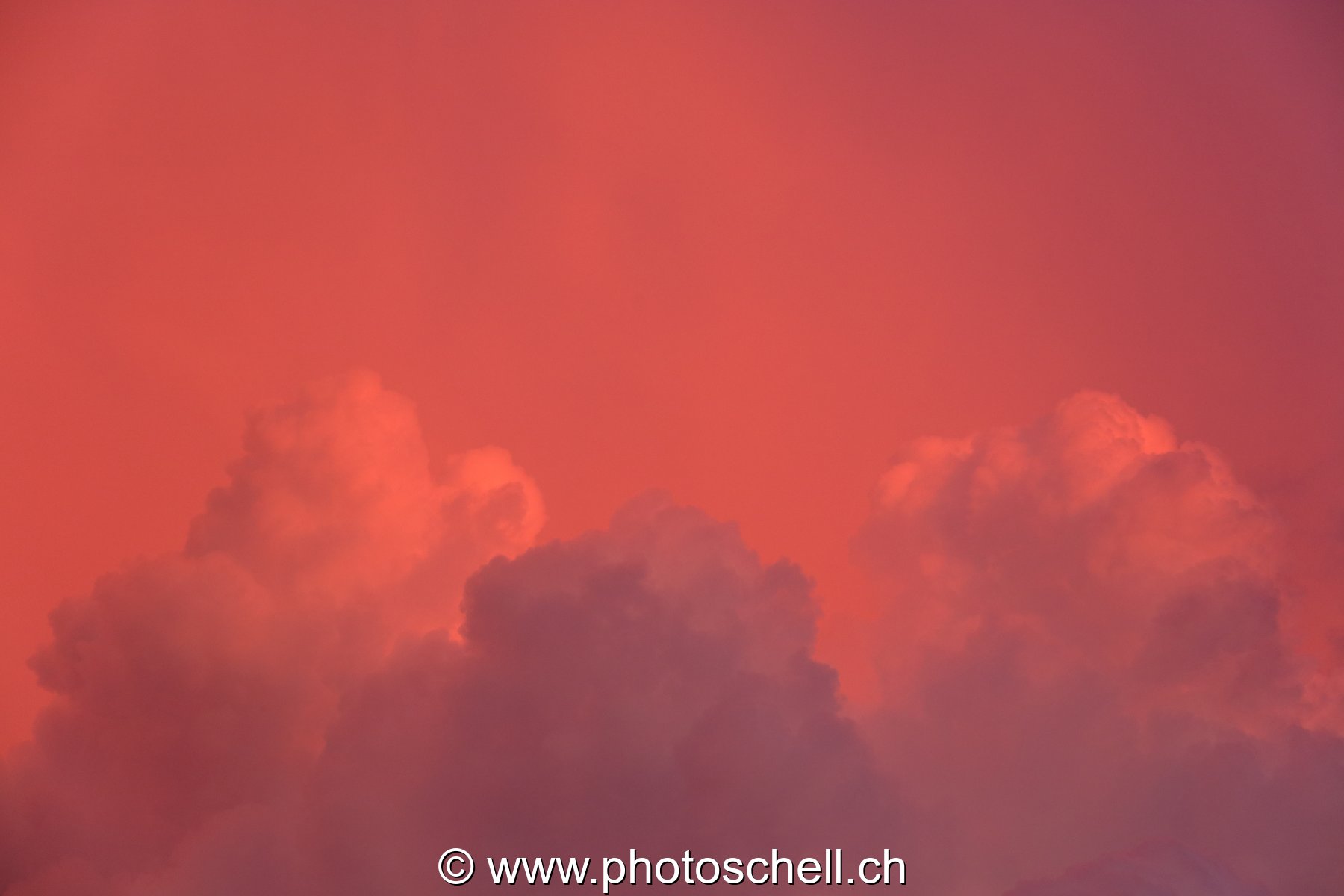 Nuages colorés après le coucher de soleil