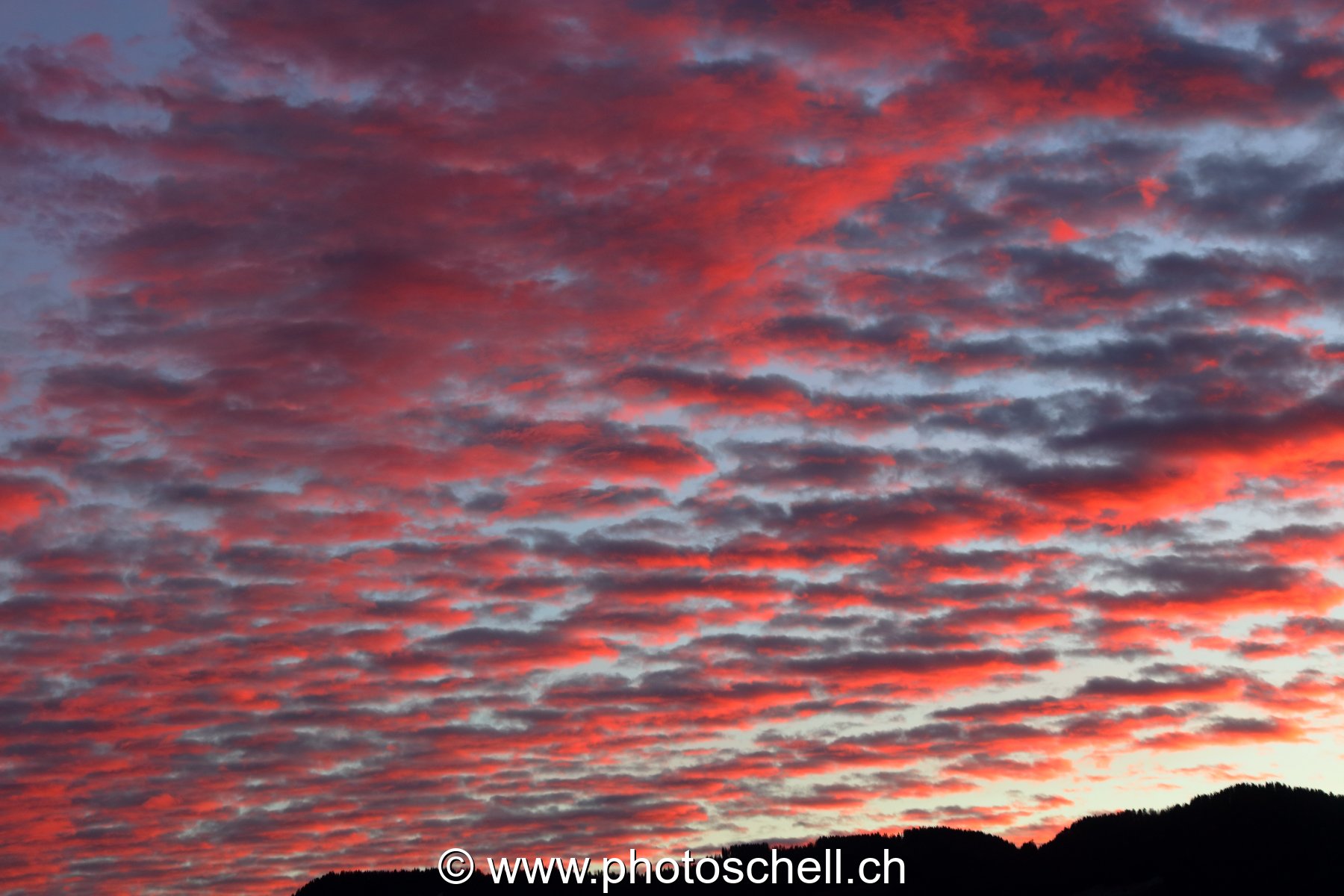 Nuages colorés avant le lever de soleil