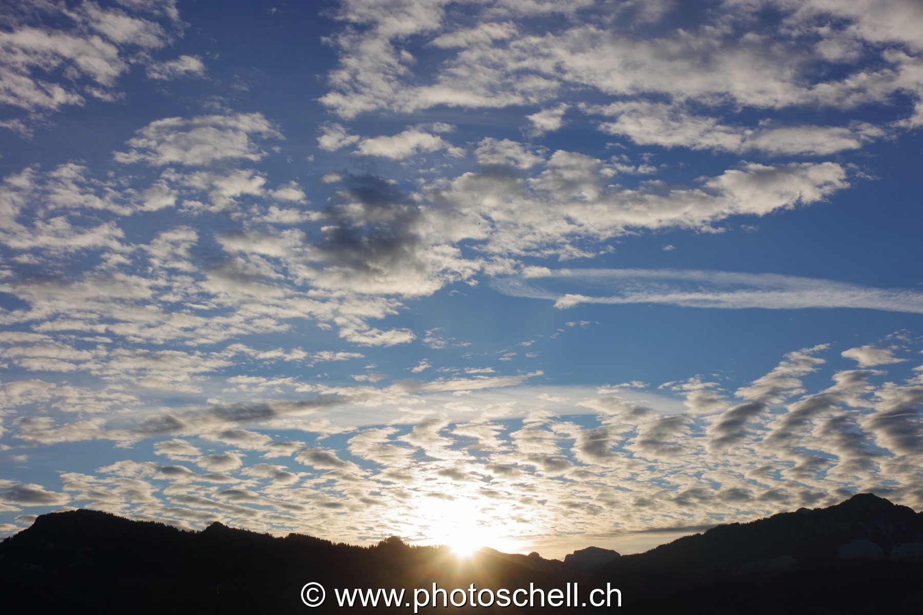 Levé de soleil dans les nuages