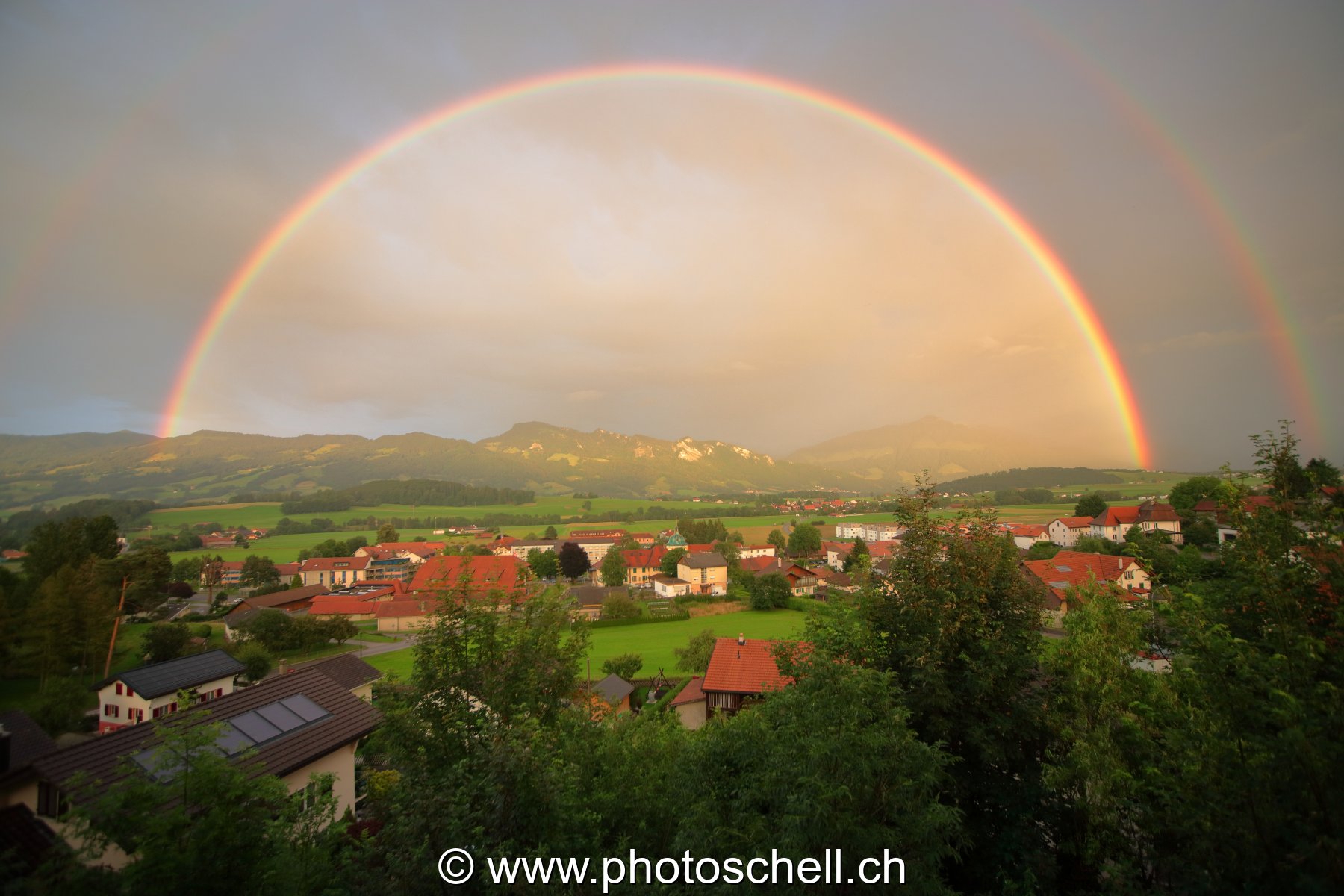 Arc-en-ciel double et complet
