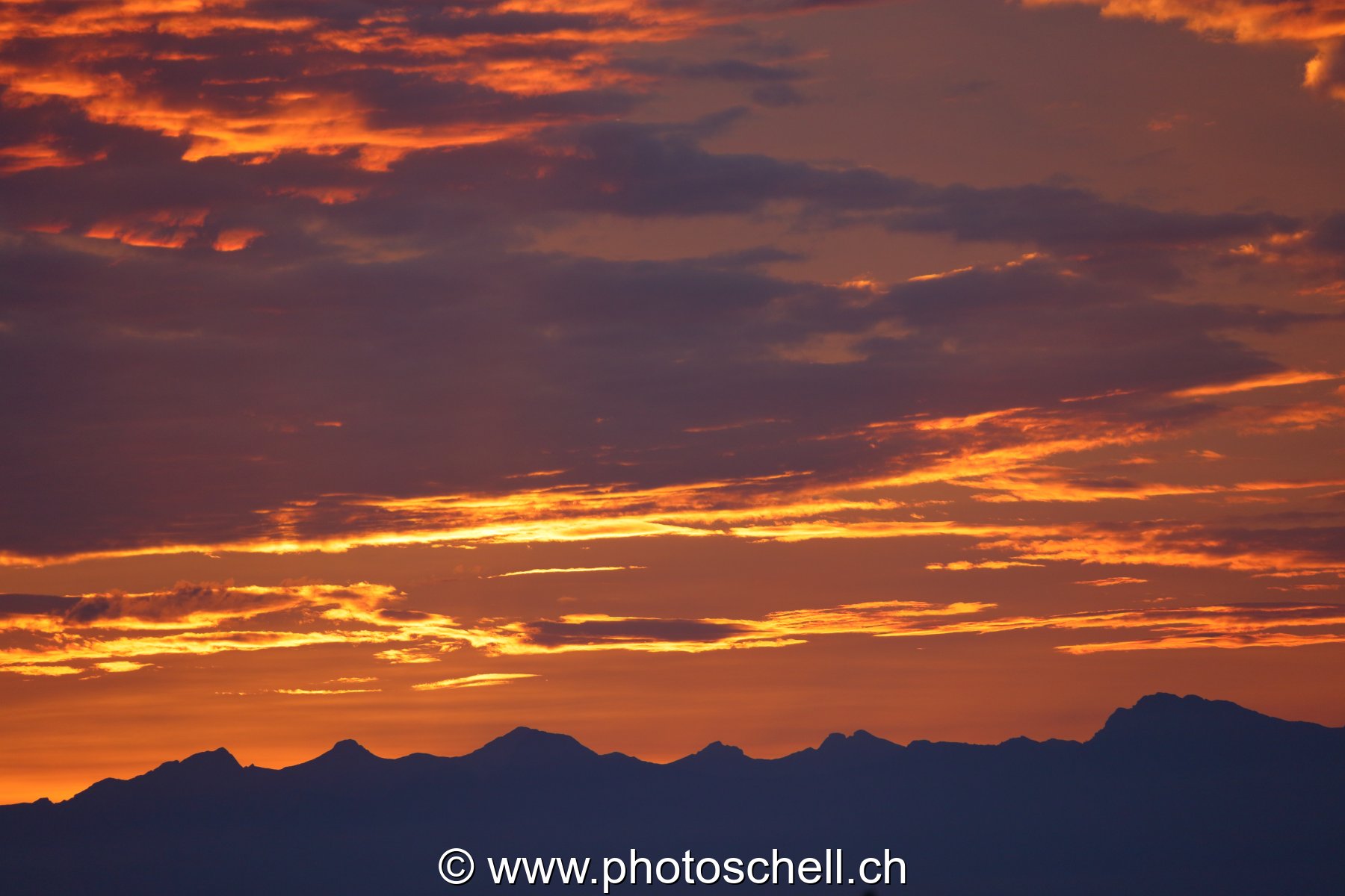 Jeux de couleurs en or au lever du soleil