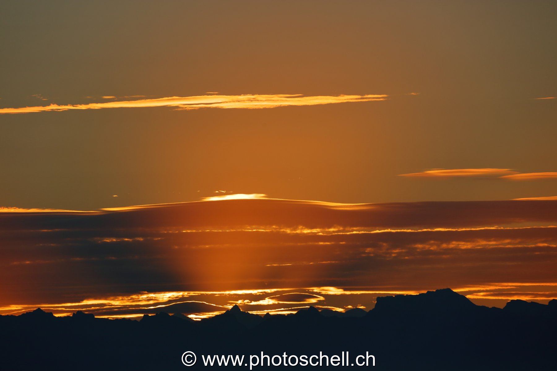 Jeux de couleurs en or au lever du soleil