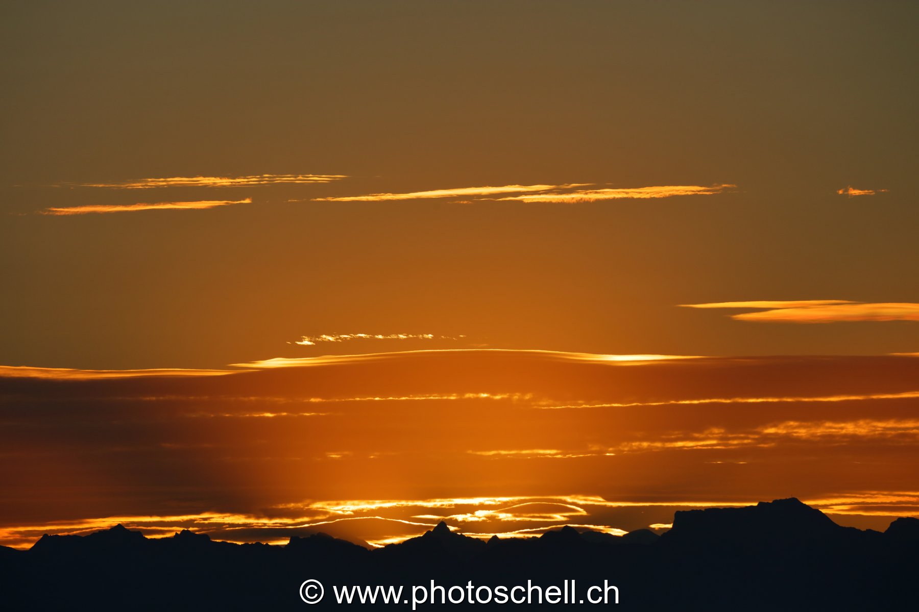 Jeux de couleurs en or au lever du soleil