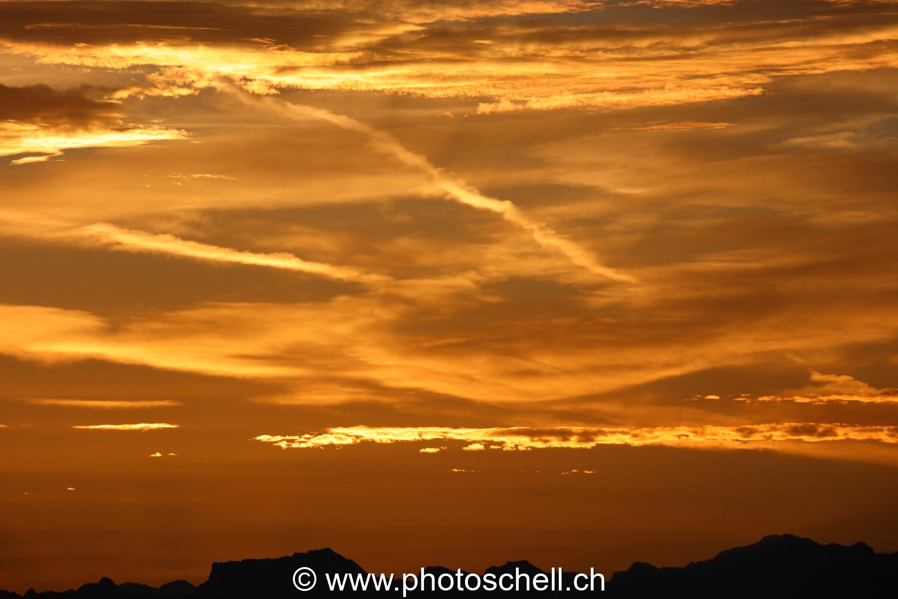 Jeux de couleurs en or au lever du soleil