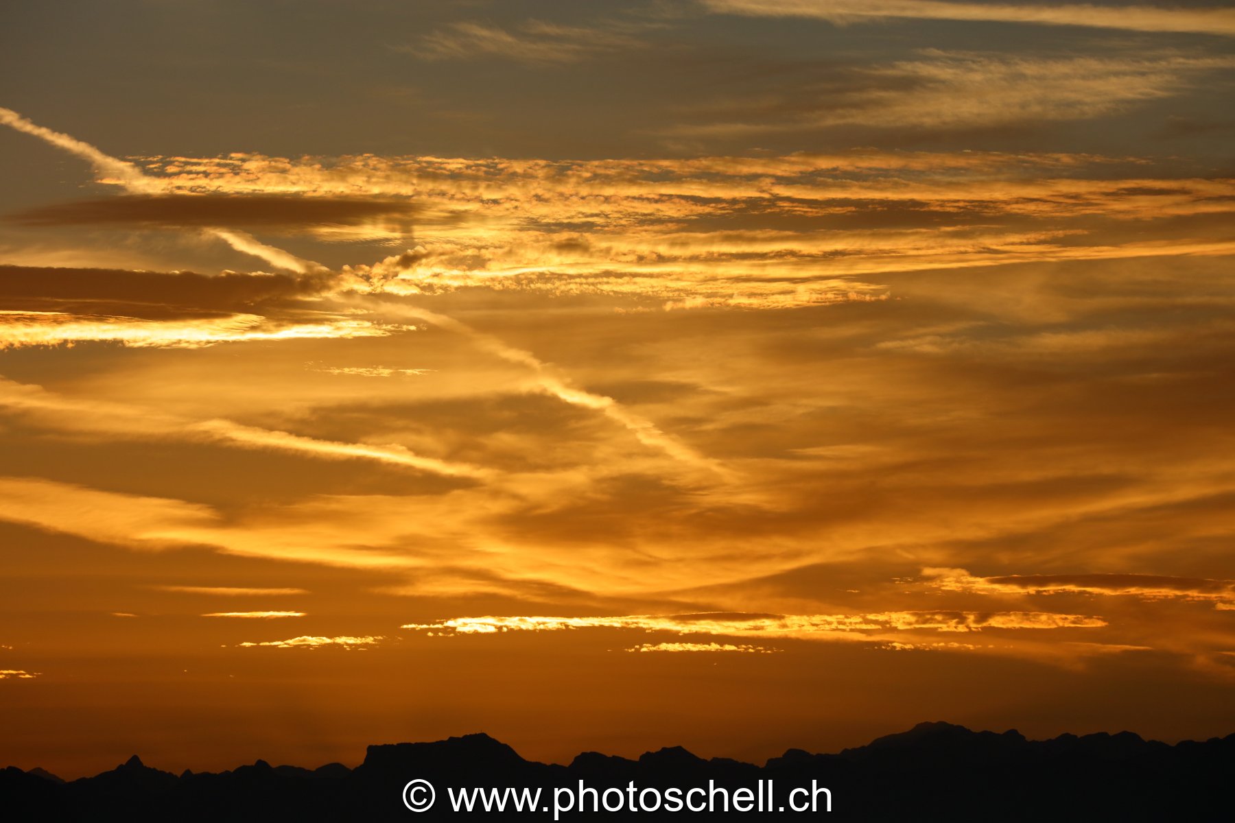 Jeux de couleurs en or au lever du soleil