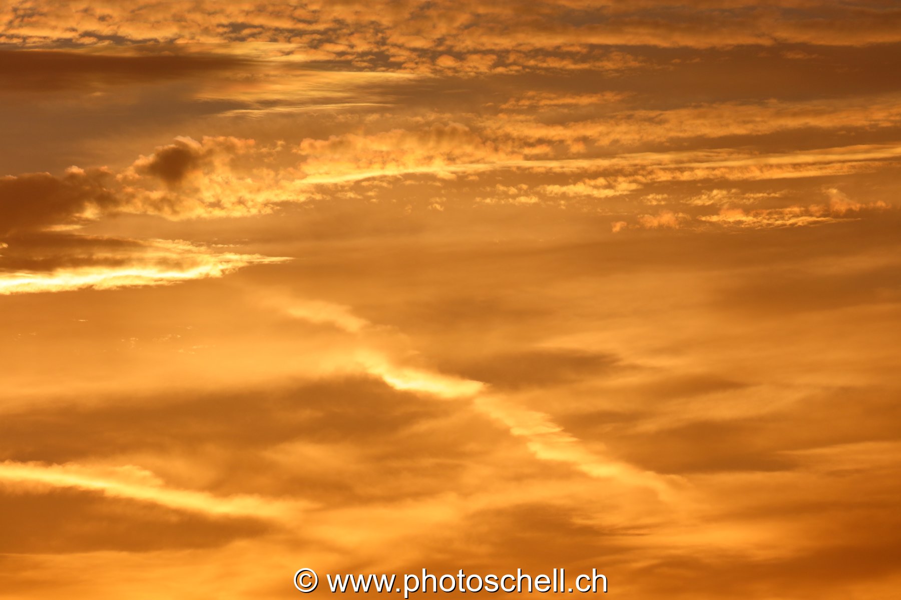 Jeux de couleurs en or au lever du soleil