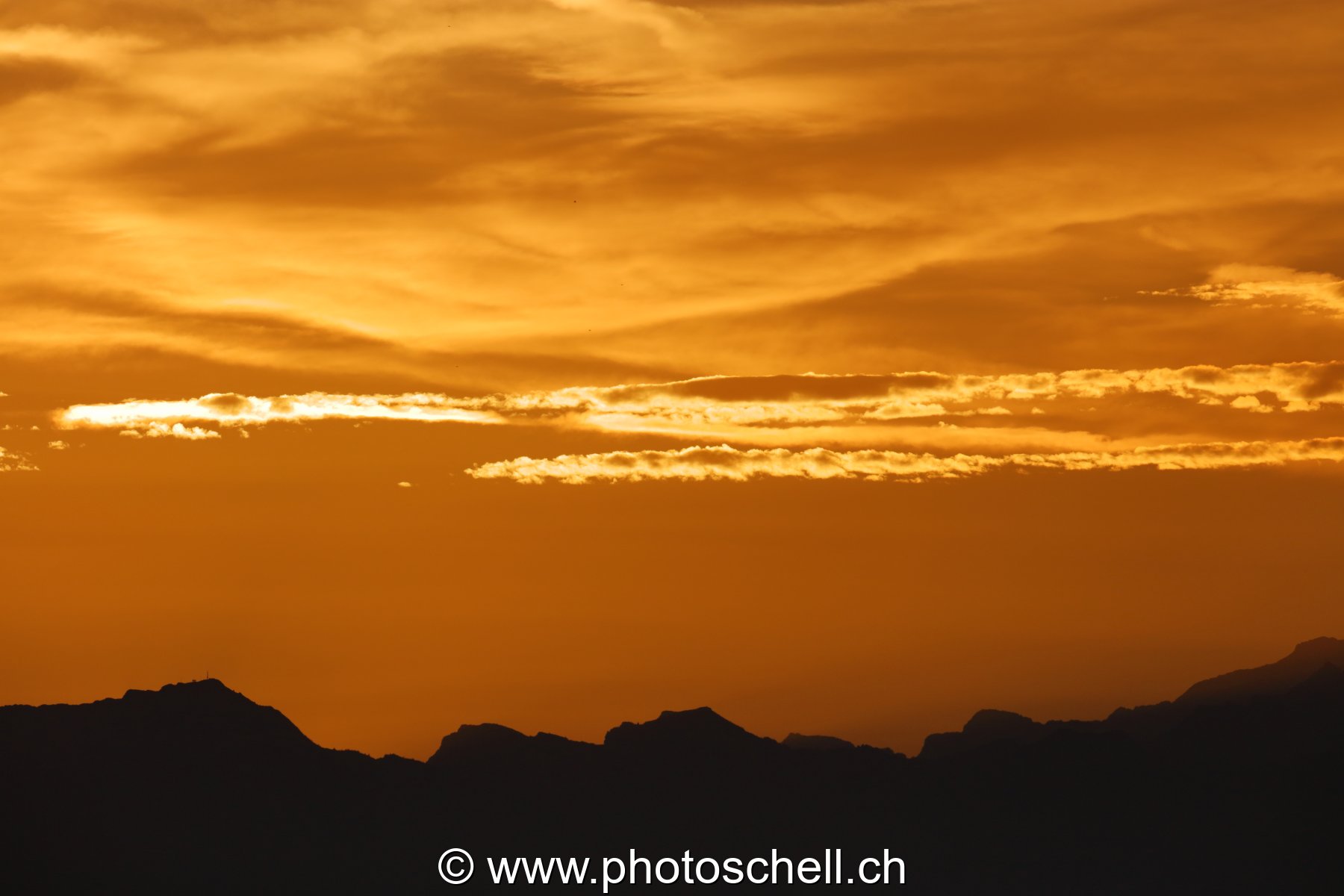 Jeux de couleurs en or au lever du soleil