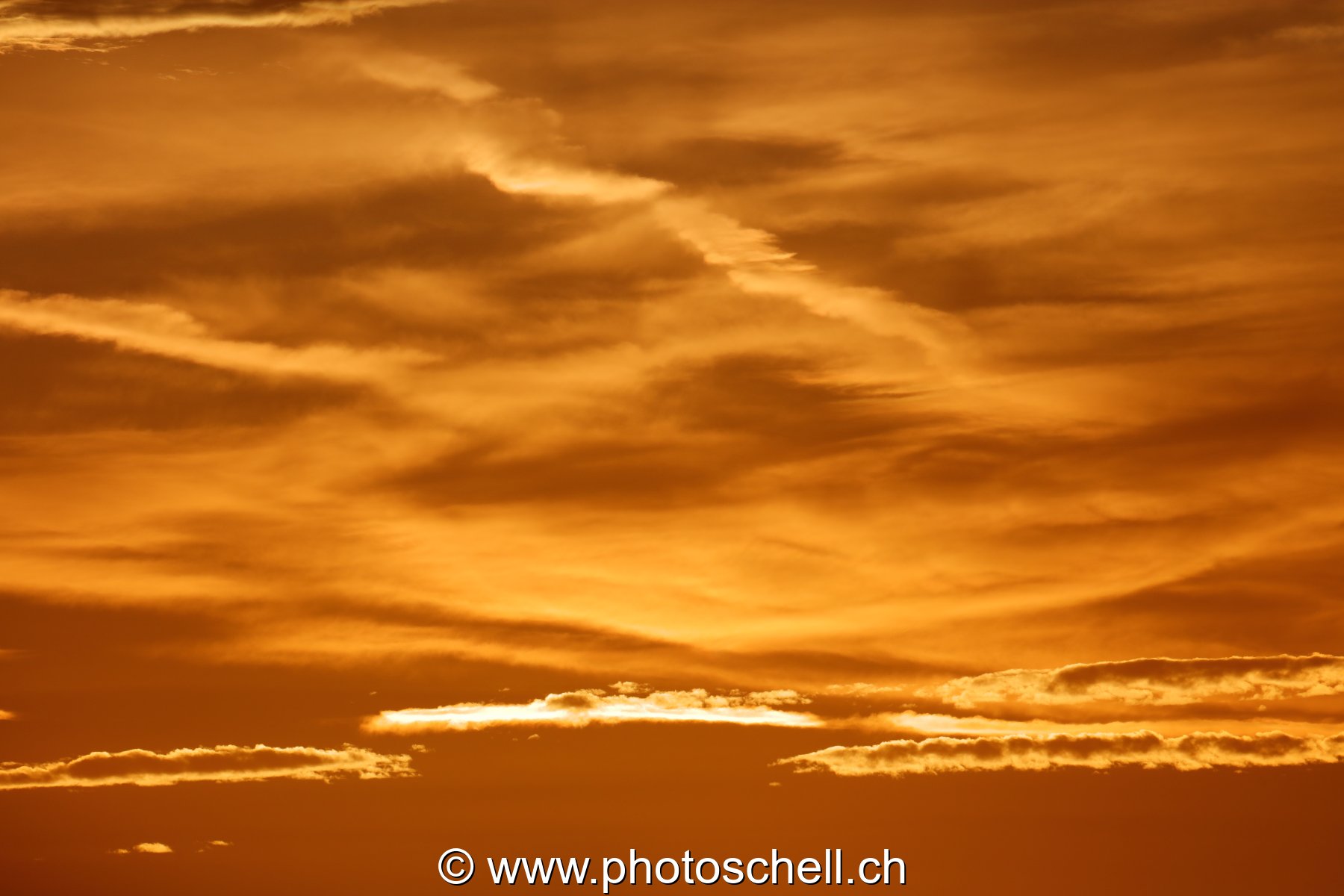 Jeux de couleurs en or au lever du soleil