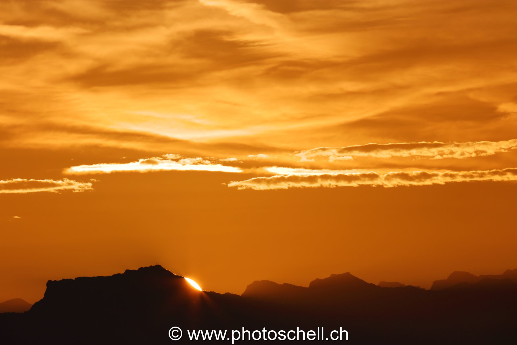 Jeux de couleurs en or au lever du soleil