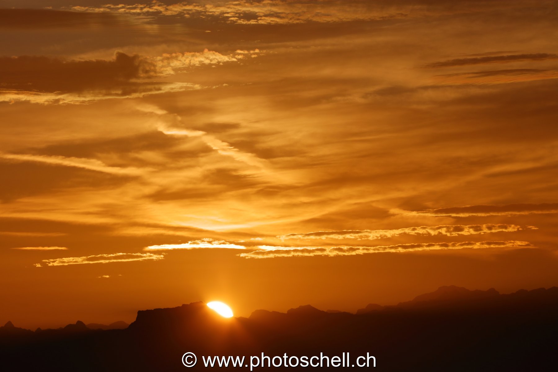 Jeux de couleurs en or au lever du soleil