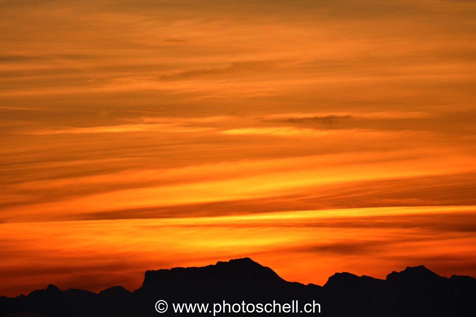 Lever de soleil et son ciel en or