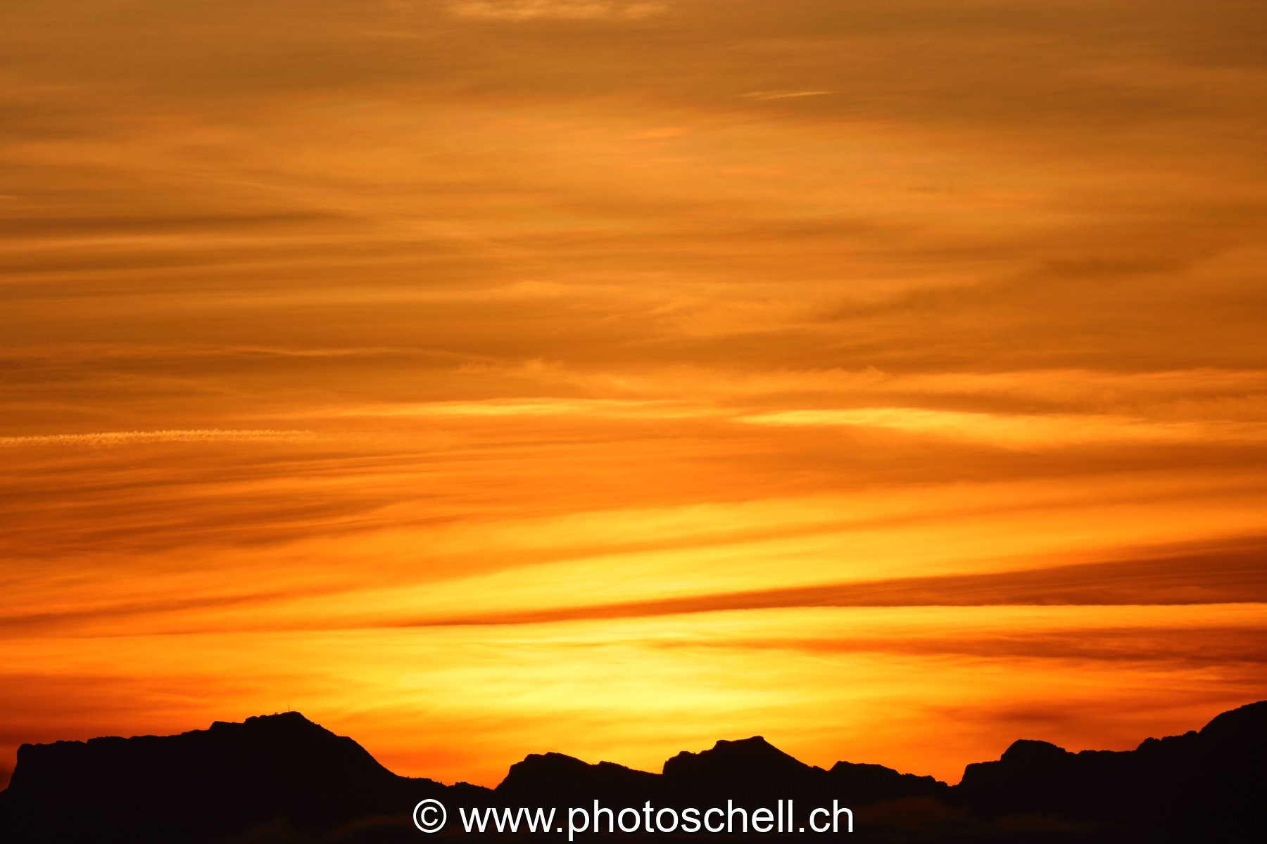 Lever de soleil et son ciel en or
