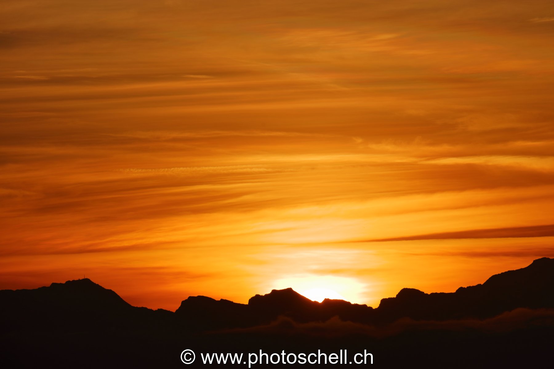 Lever de soleil et son ciel en or