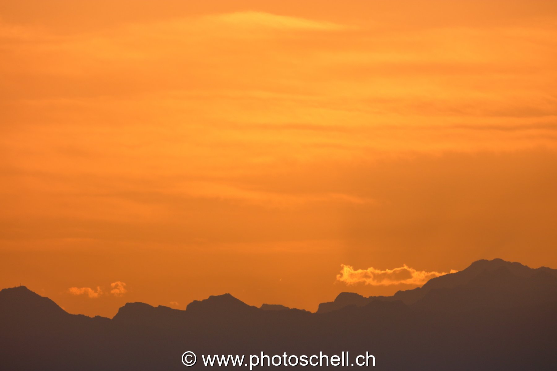Lever de soleil et son ciel en or