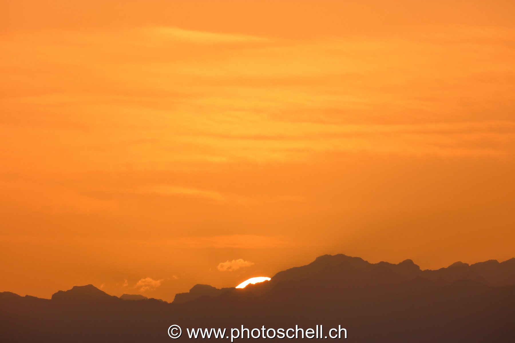 Lever de soleil et son ciel en or