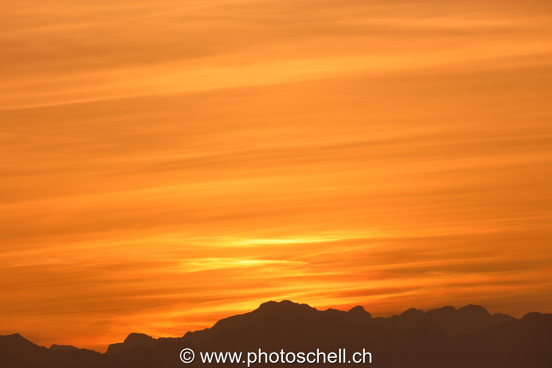 Lever de soleil et son ciel en or
