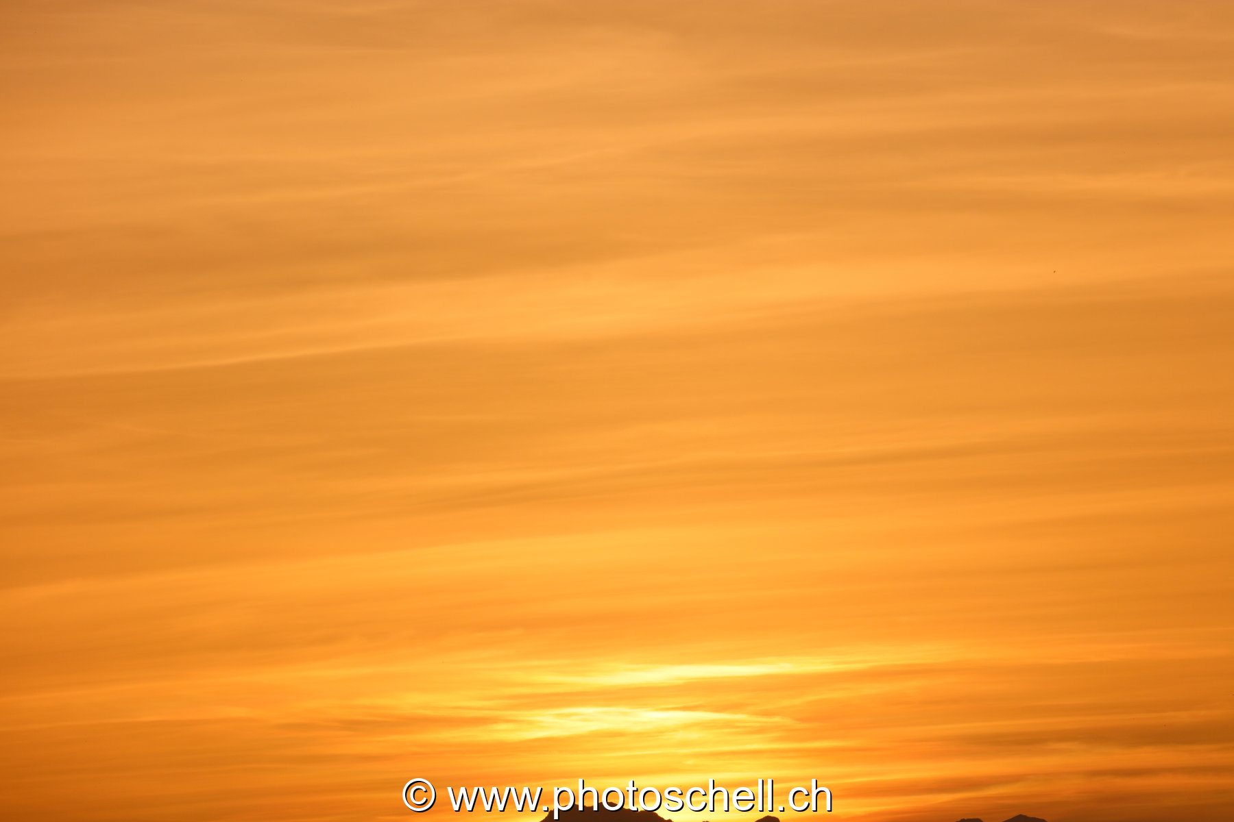 Lever de soleil et son ciel en or