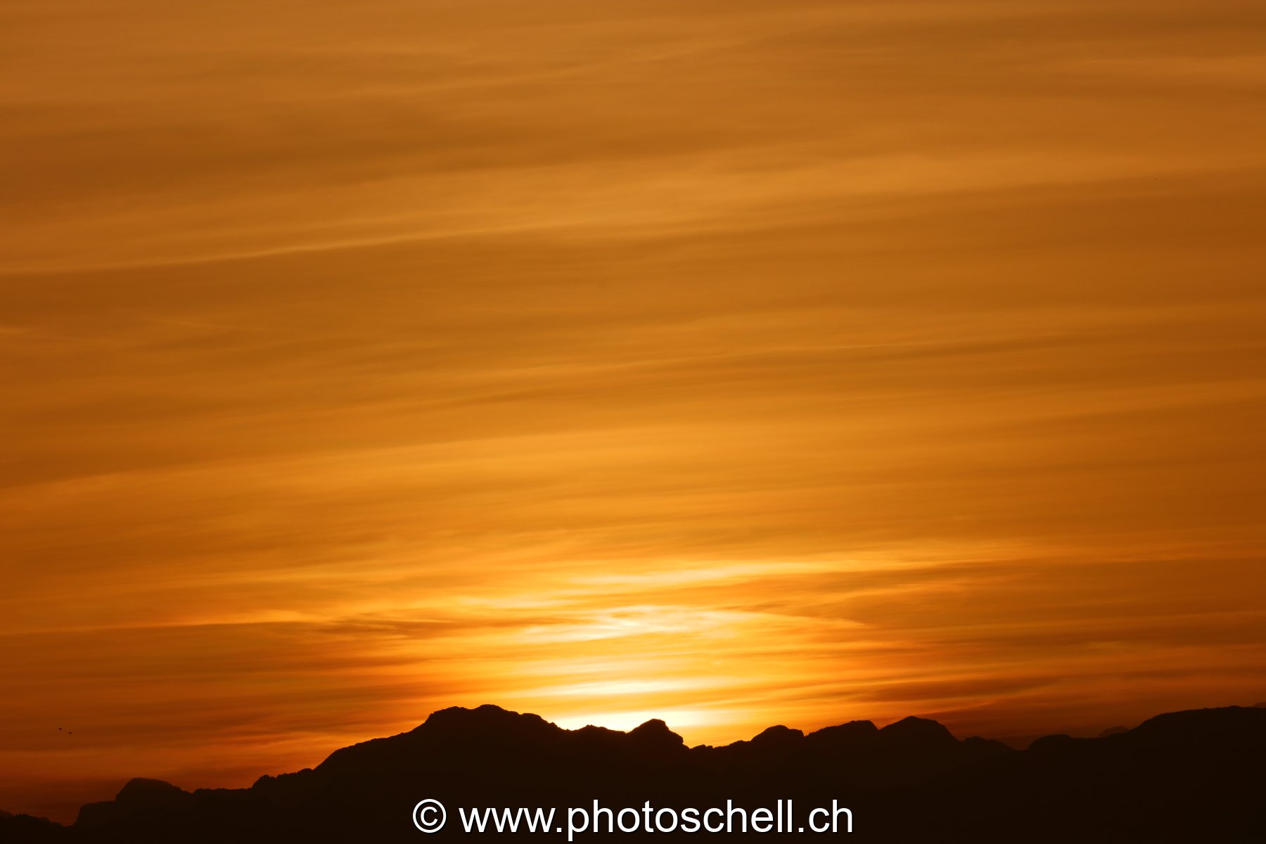 Lever de soleil et son ciel en or