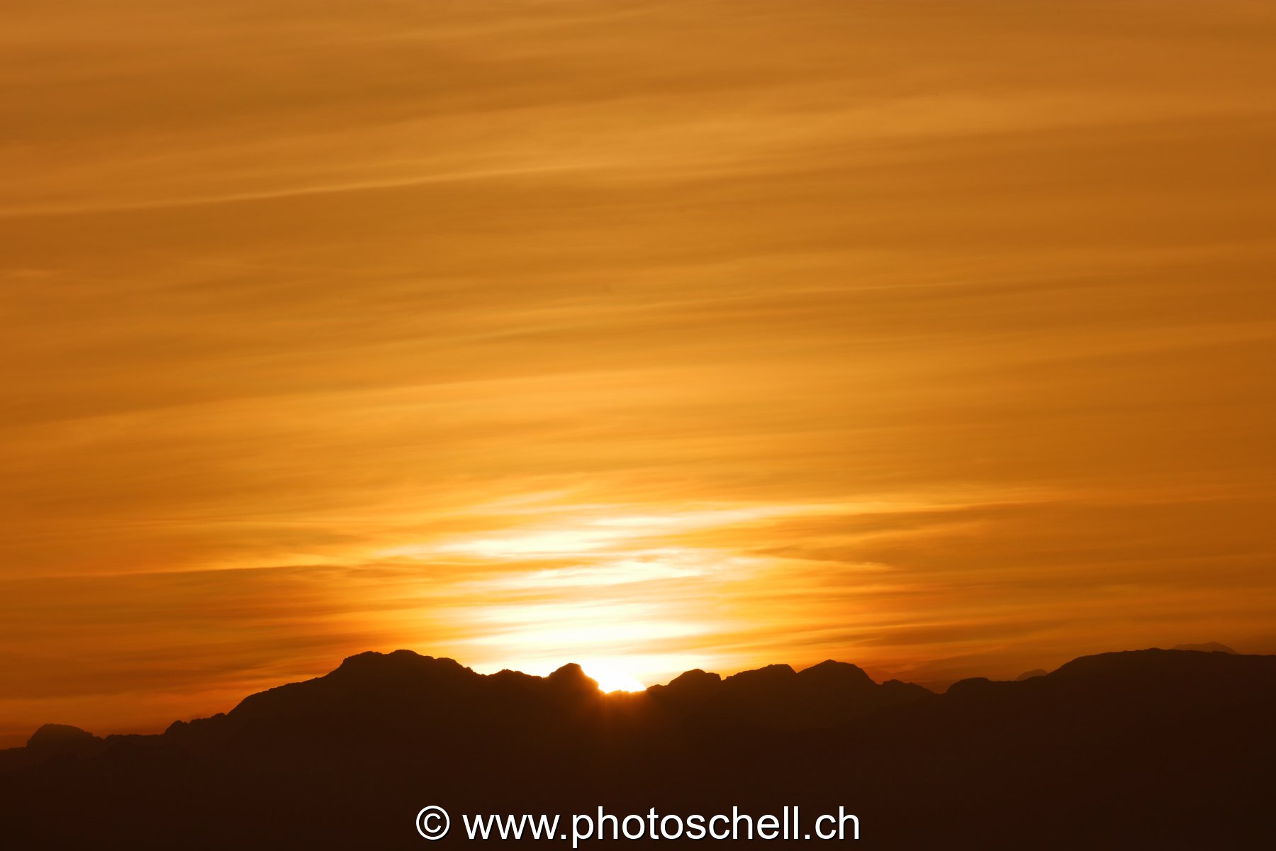 Lever de soleil et son ciel en or