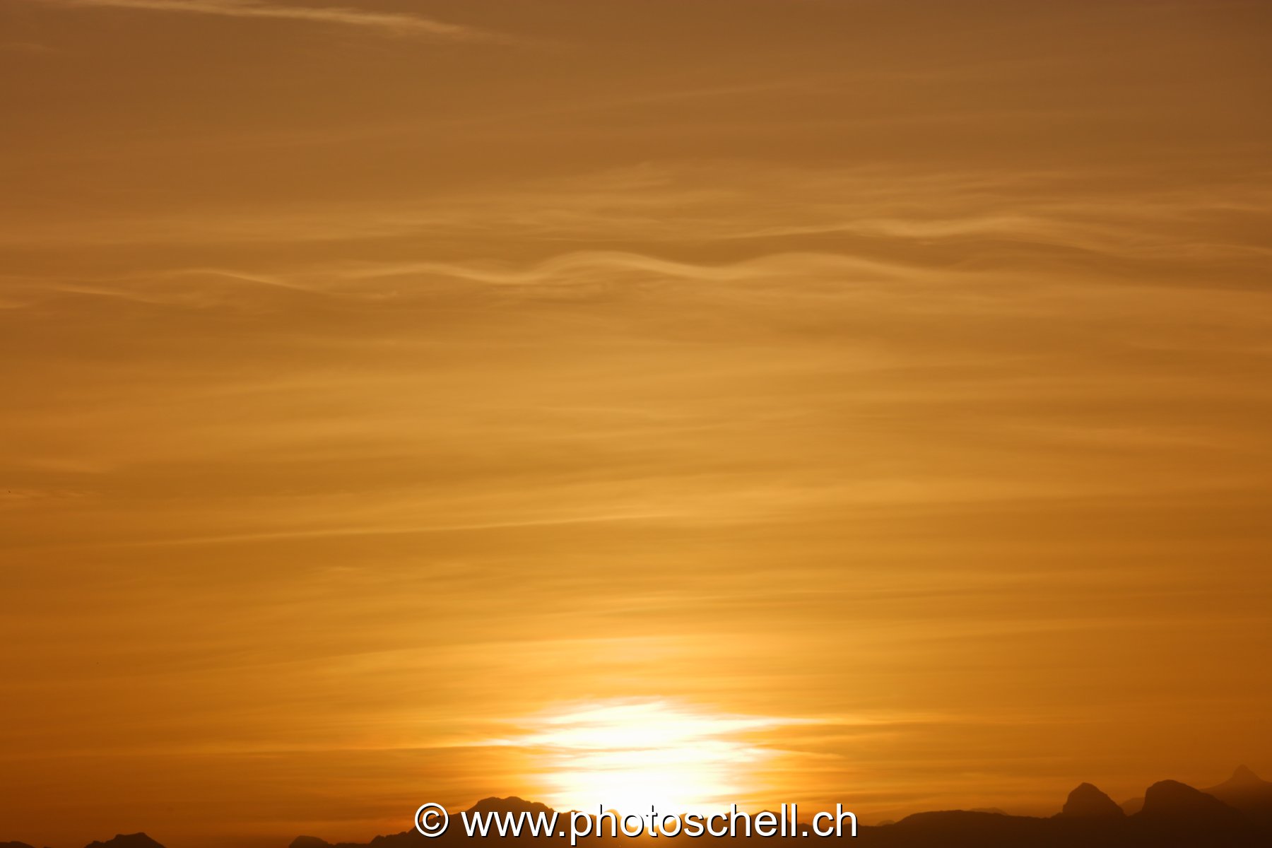 Lever de soleil et son ciel en or