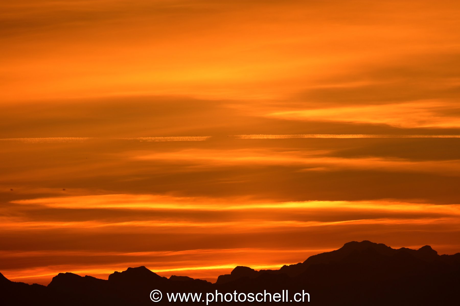 Lever de soleil et son ciel en or