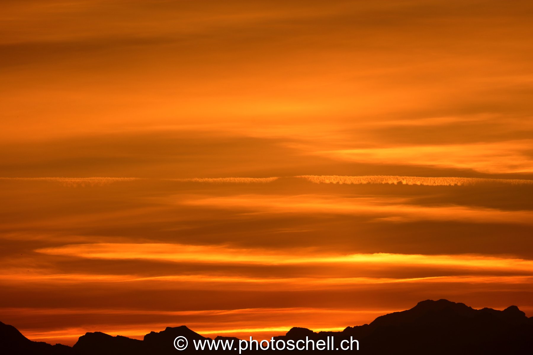 Lever de soleil et son ciel en or