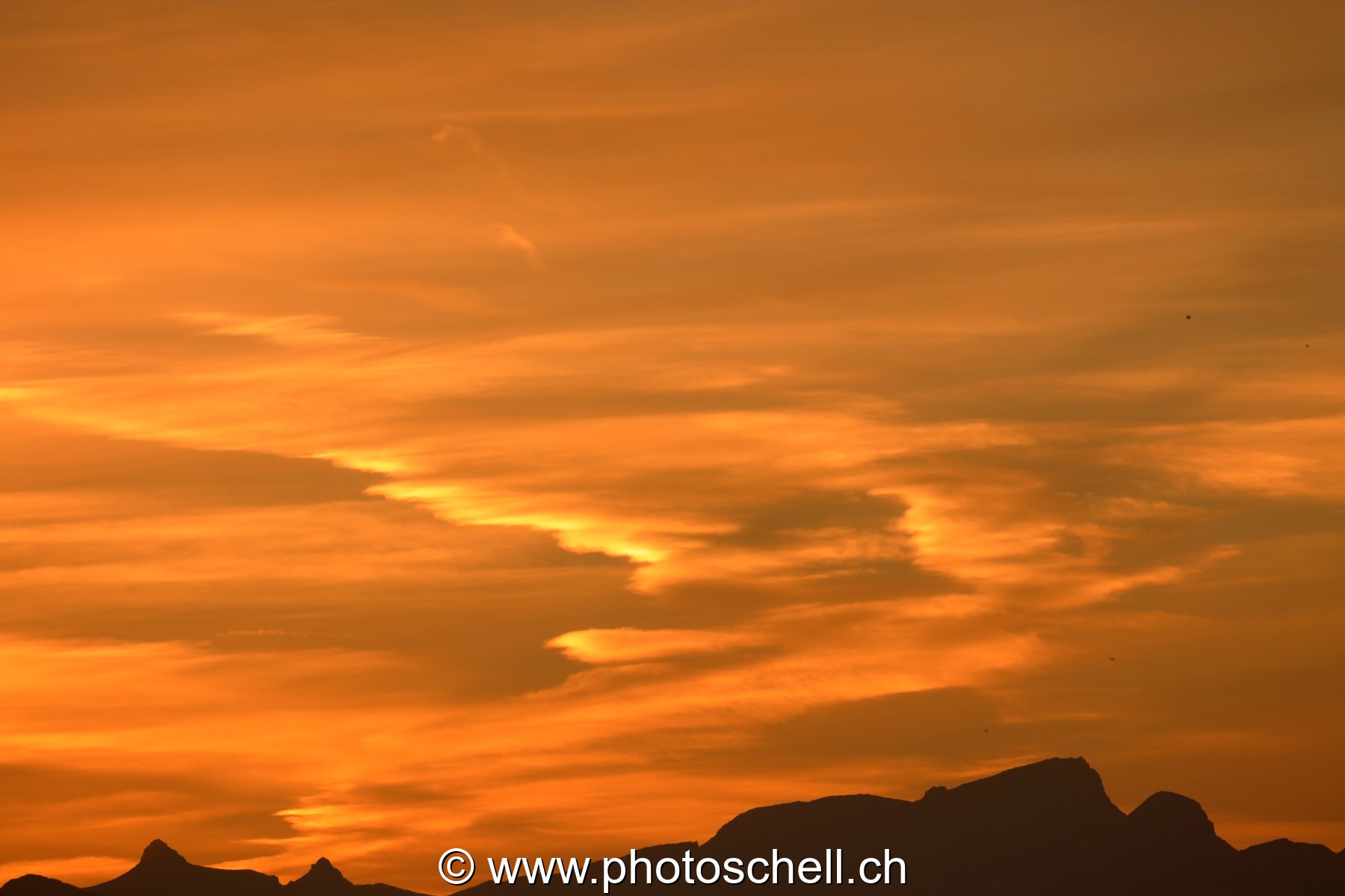 Lever de soleil et son ciel en or